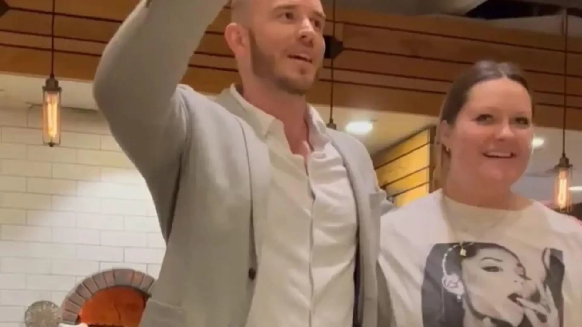 Unternehmer Grant Wise überreichte Kellnerin Ryan Brandt einen Scheck über 4.400 Dollar.