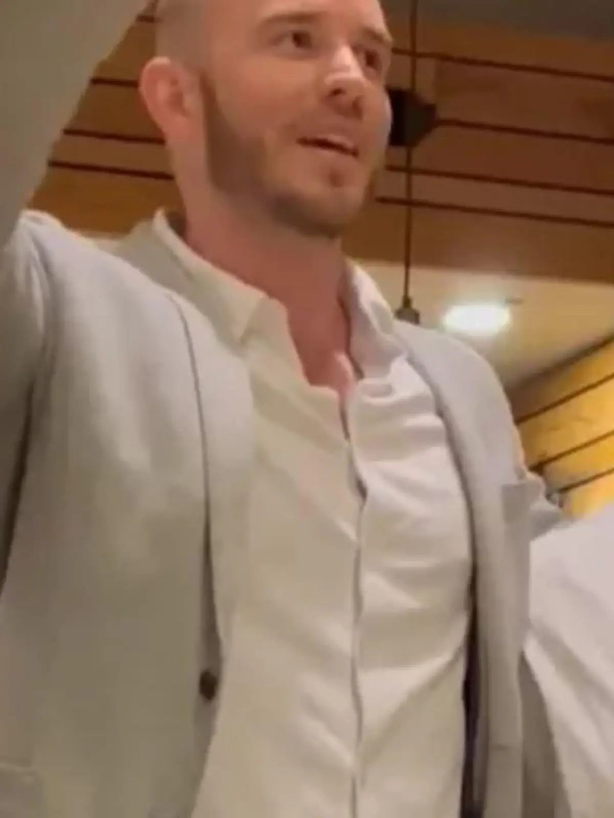 Unternehmer Grant Wise überreichte Kellnerin Ryan Brandt einen Scheck über 4.400 Dollar.