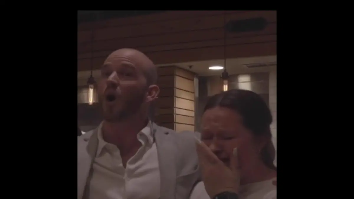 Da kullern die Freundentränen. Als Ryan den Scheck bekommt, weint sie.