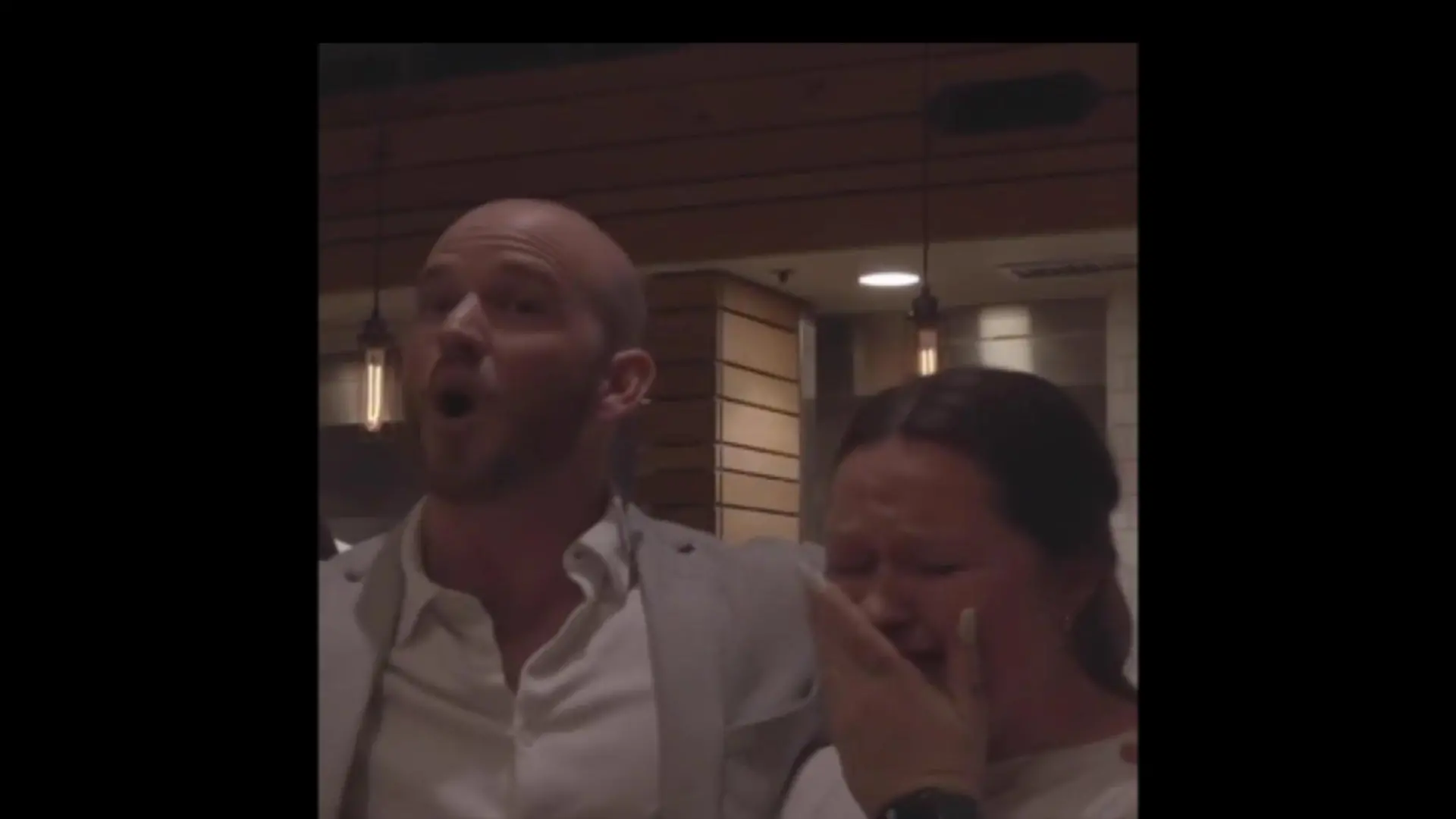 Da kullern die Freundentränen. Als Ryan den Scheck bekommt, weint sie.