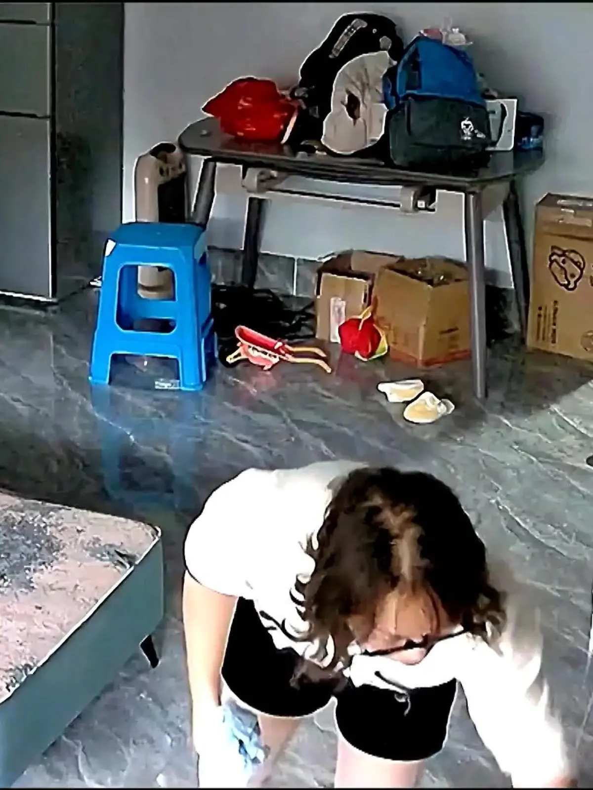 Ein quengelndes Baby sitzt im Wohnzimmer und macht seine Mutter auf sich aufmerksam. Zum Glück kommt diese aus der Küche angelaufen. Denn was dann passiert, ist unglaublich!
