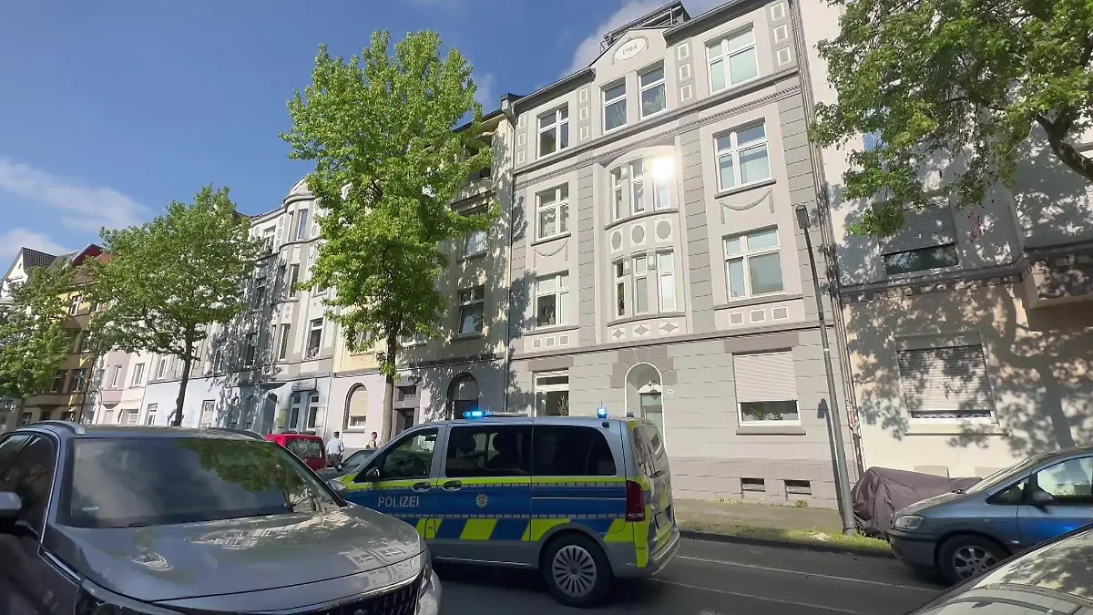 Fenstersturz in Dortmund - junge Frau stürzt bei Reinigungsarbeiten aus dem dritten Stock