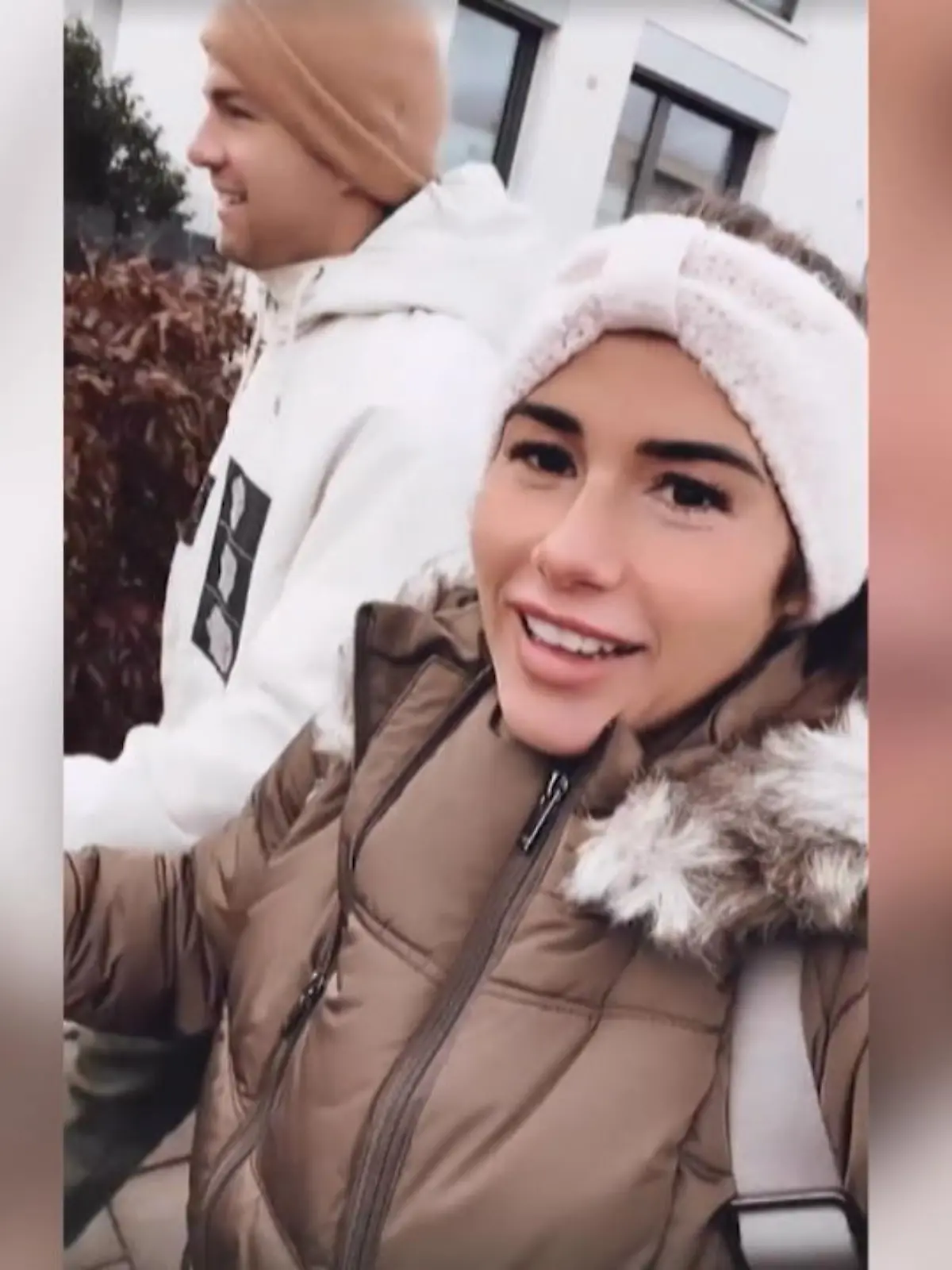 Bild zu: "Erster Ausflug mit ihrer Baby-Tochter Solea"