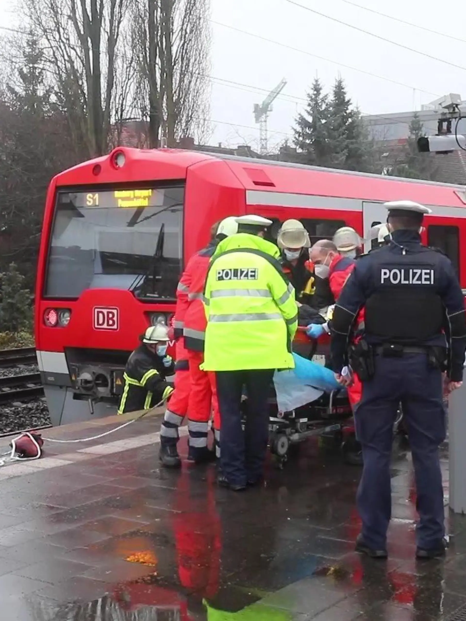 Mann stürzt vor einfahrende S-Bahn