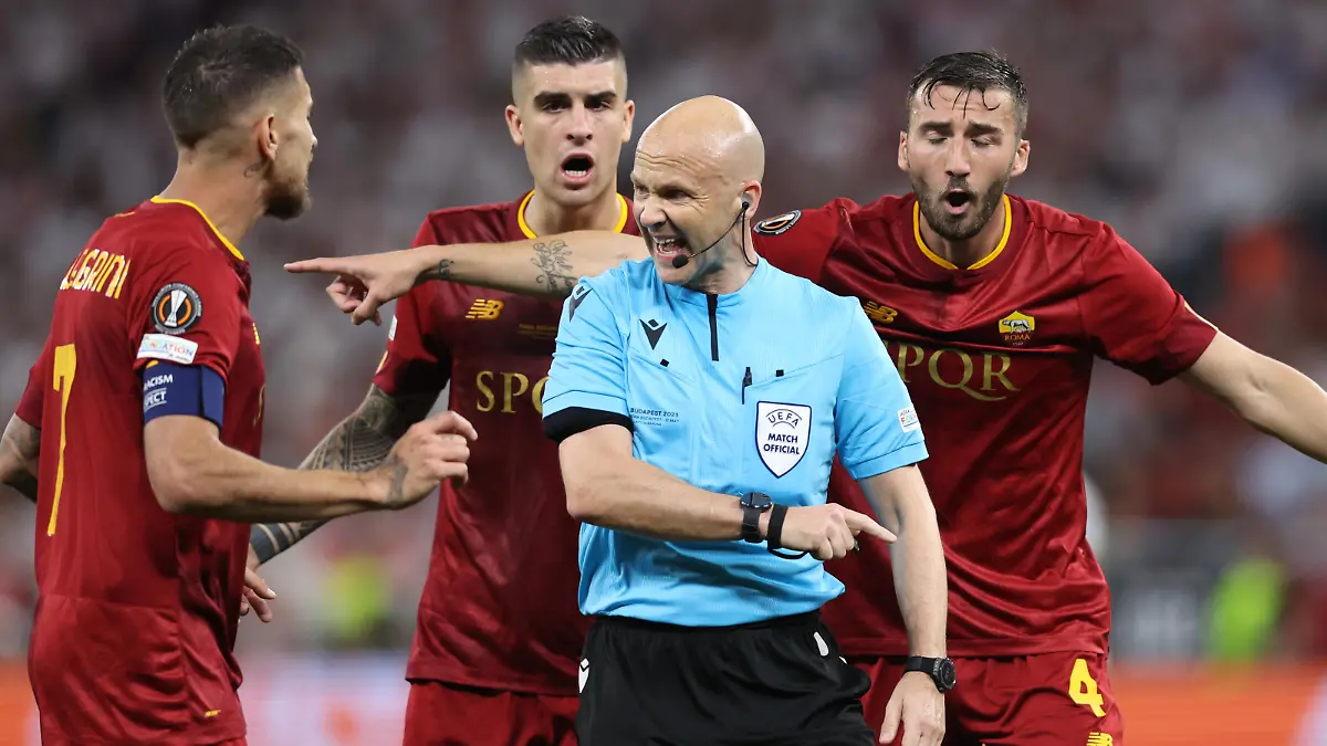 May 31, 2023, Budapest: Budapest, Hungary, 31st May 2023. Referee Anthony Taylor stamps his authority on the game during the UEFA Europa League Final match at Puskas Arena, Budapest. (Credit Image: © David Klein/CSM via ZUMA Press Wire