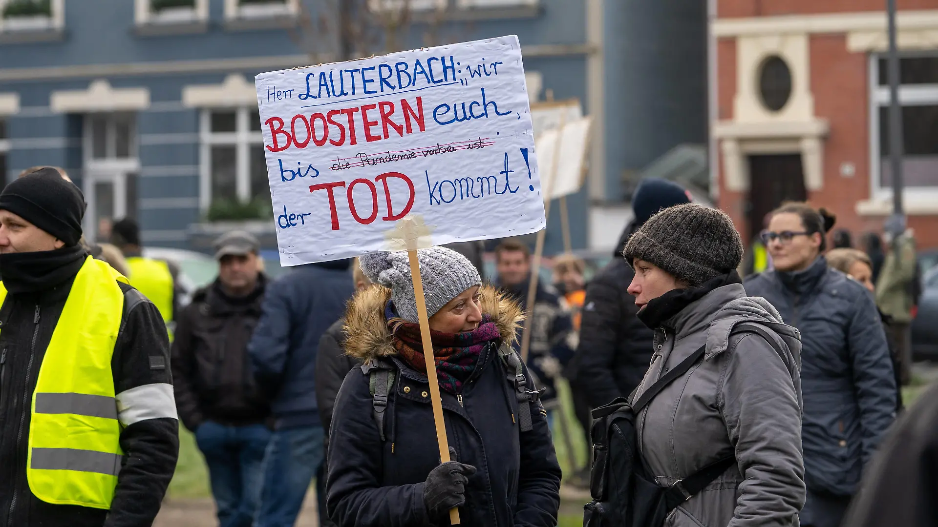 Osnabrueck, Deutschland 11. Dezember 2021: Demo gegen Corona-Massnahmen in Osnabrueck - 11.12.2021 Demonstration gegen Corona-Auflagen und von Impfgegner auf dem Wallring in Osnabrück. Niedersachsen *** Osnabrueck, Germany 11 December 2021 Demonstration against Corona measures in Osnabrueck 11 12 2021 Demonstration against Corona requirements and by vaccination opponents on the Wallring in Osnabrueck Lower Saxony Copyright: xFotostandx/xAndrexHavergox