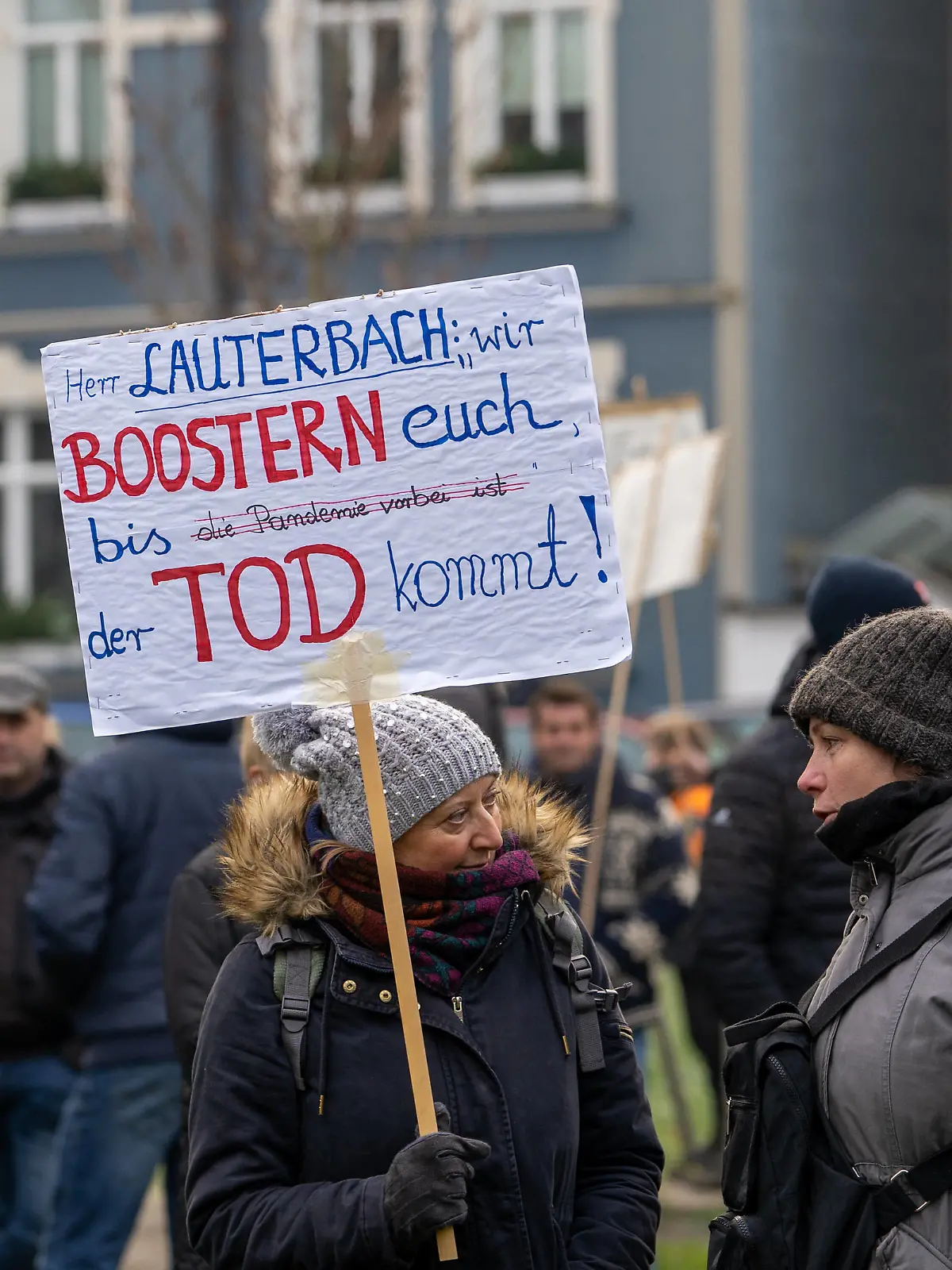  Osnabrueck, Deutschland 11. Dezember 2021: Demo gegen Corona-Massnahmen in Osnabrueck - 11.12.2021 Demonstration gegen Corona-Auflagen und von Impfgegner auf dem Wallring in Osnabrück. Niedersachsen *** Osnabrueck, Germany 11 December 2021 Demonstration against Corona measures in Osnabrueck 11 12 2021 Demonstration against Corona requirements and by vaccination opponents on the Wallring in Osnabrueck Lower Saxony Copyright: xFotostandx/xAndrexHavergox
