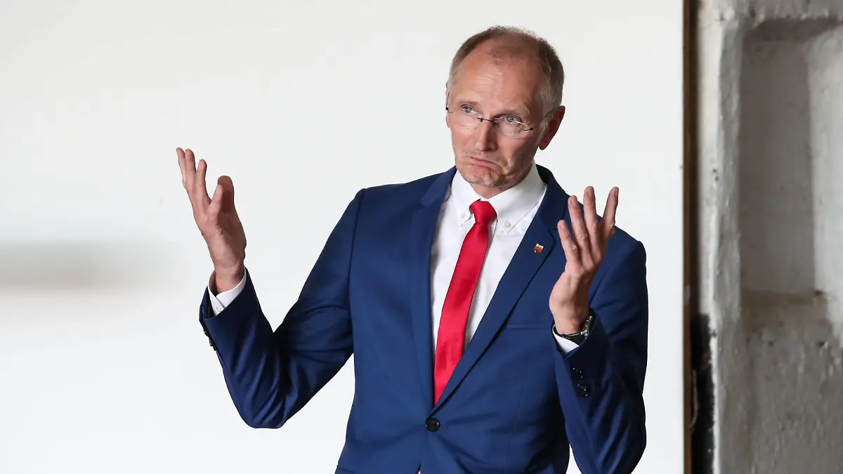 Bürgermeister der Stadt Zerbst/Anhalt, Herr Andreas Dittmann - Gemeinschaftsinitiative H2 Regio stellt Ministerpräsident Reiner Haseloff Forschungsvorhaben vor, in Anwesenheit von Ministerpräsident Dr. Reiner Haseloff stellt die Zerbster Initiative H2 Regio in der Begegnungsstätte auf dem ehemaligen Militärflugplatz in Zerbst/Anhalt, neue Forschungsvorhaben vor. Im Anschluss findet eine Ökumenische Andacht durch Pfarrer Albrecht Lindemann und Pfarrer Hartmut Neuhaus statt. *** Mayor of Zerbst Anhalt, Mr Andreas Dittmann Community initiative H2 Regio presents research projects to Prime Minister Reiner Haseloff, in the presence of Prime Minister Dr Reiner Haseloff, the Zerbst initiative H2 Regio presents new research projects in the meet 