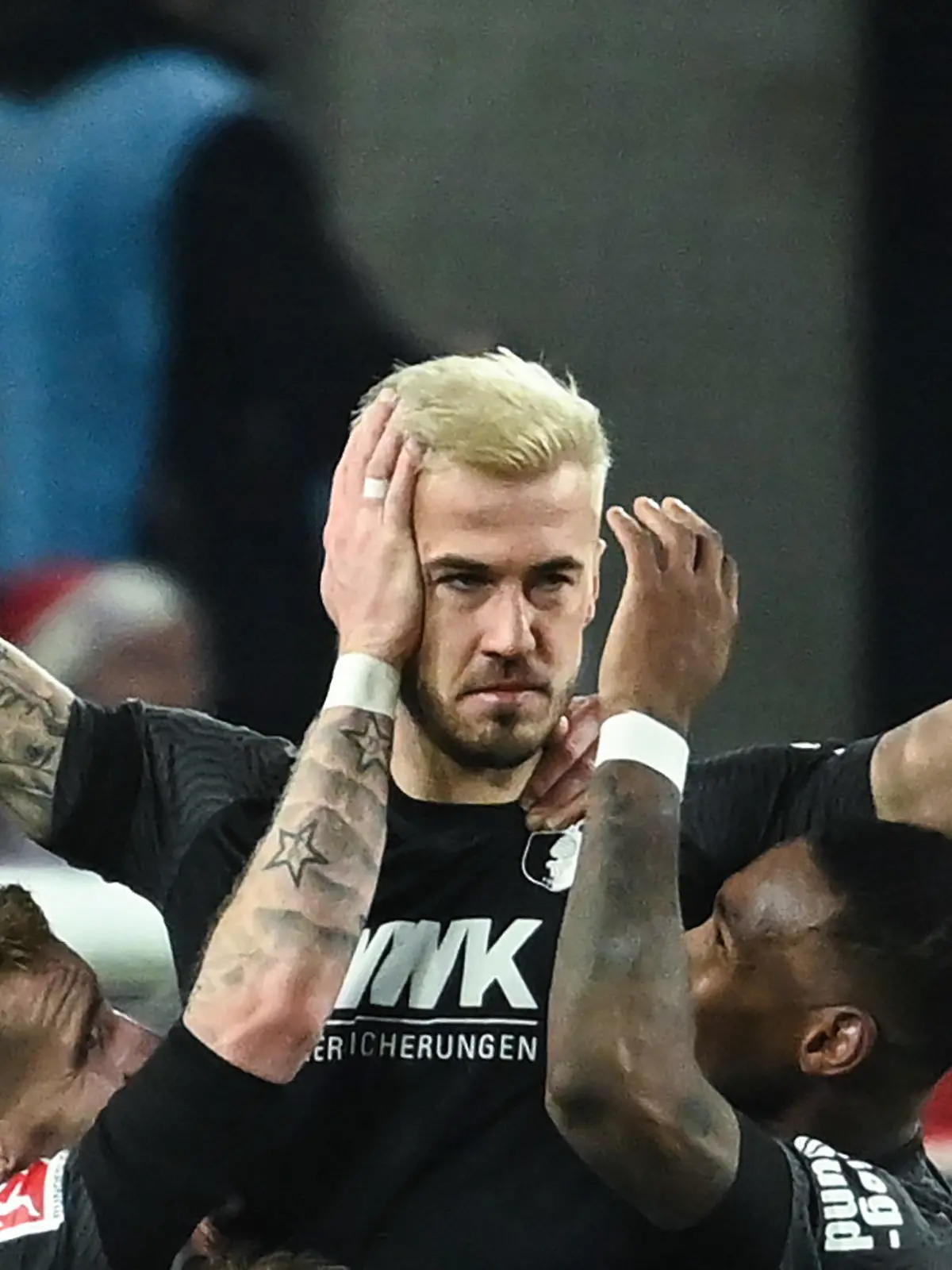 dpatopbilder - 10.12.2021, Nordrhein-Westfalen, Köln: Fußball: Bundesliga, 1. FC Köln - FC Augsburg, 15. Spieltag im RheinEnergieStadion. Augsburgs Niklas Dorsch (M) feiert mit Teamkameraden das Tor zum 0:2. . Foto: Federico Gambarini/dpa - WICHTIGER HINWEIS: Gemäß den Vorgaben der DFL Deutsche Fußball Liga bzw. des DFB Deutscher Fußball-Bund ist es untersagt, in dem Stadion und/oder vom Spiel angefertigte Fotoaufnahmen in Form von Sequenzbildern und/oder videoähnlichen Fotostrecken zu verwerten bzw. verwerten zu lassen. +++ dpa-Bildfunk +++