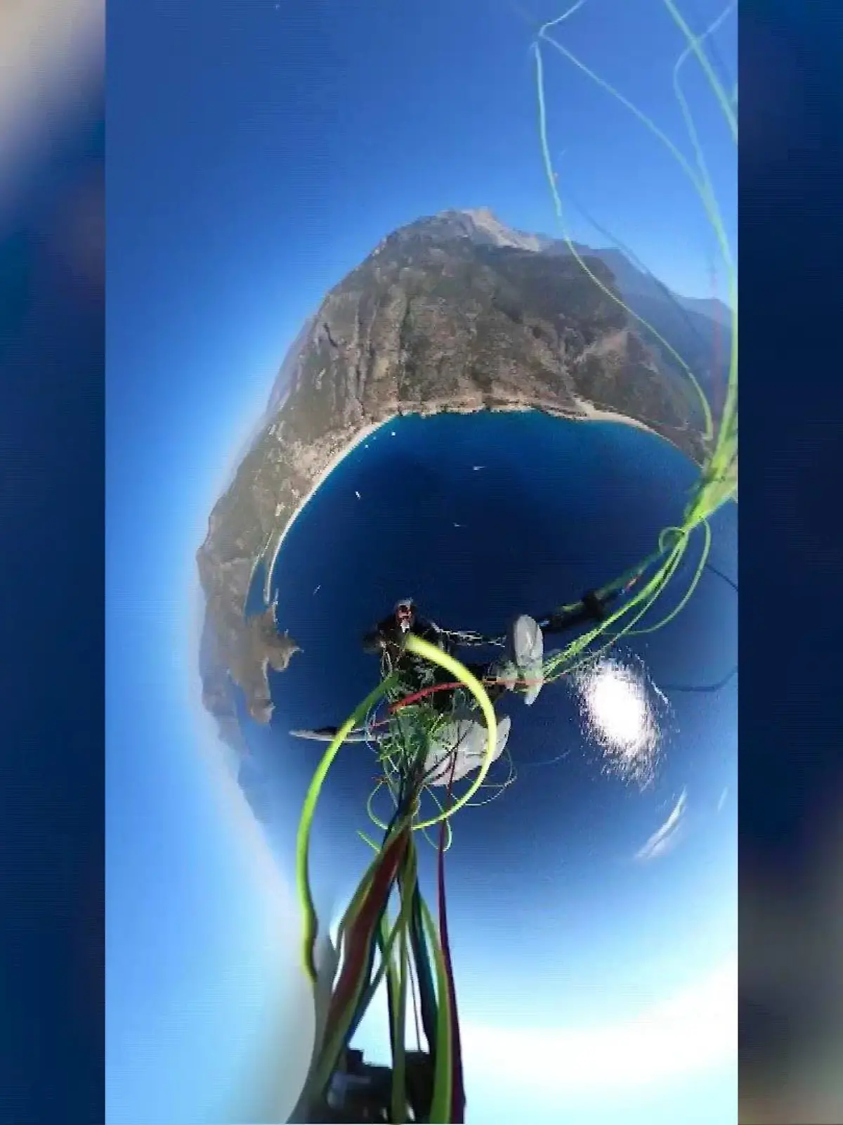 Stunt von Paragliderin geht fast schief