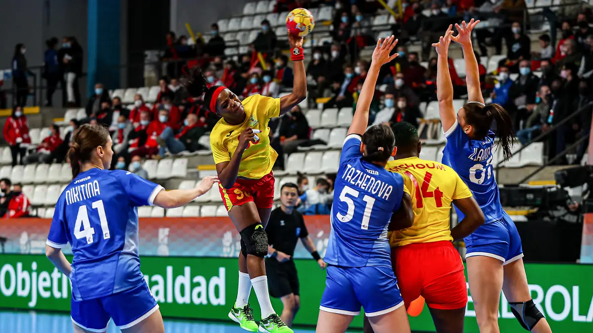 December 3, 2021, LLIRIA, VALENCIA, SPAIN: Jodelle Clarisse Madjoufang of Cameroon in action during the 25th of the Women s Handball World Championship, WM, Weltmeisterschaft in the preliminary round in the match between RHF Handball Federation of Russia and Cameroon at the Pla de L Arc pavilion in Lliria, Valencia. December 3, 2021, Valencia, Spain LLIRIA SPAIN - ZUMAa181 20211203_zaa_a181_075 Copyright: xIvanxTerronx