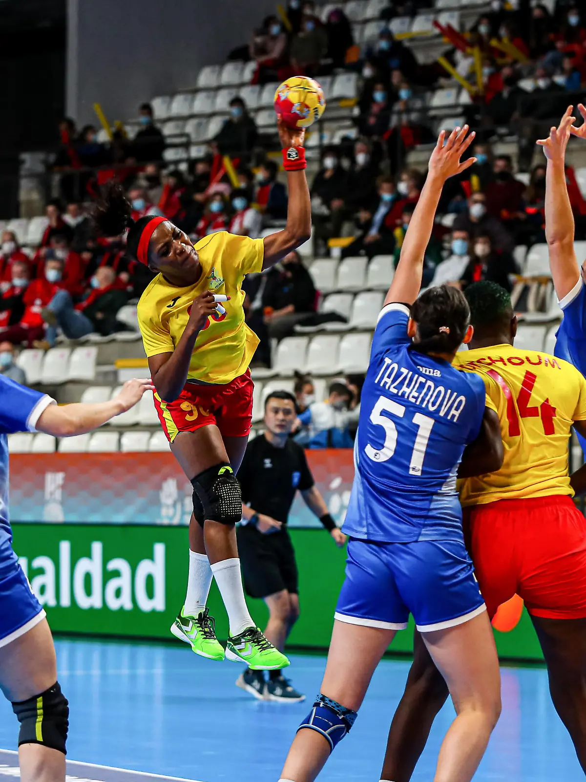 December 3, 2021, LLIRIA, VALENCIA, SPAIN: Jodelle Clarisse Madjoufang of Cameroon in action during the 25th of the Women s Handball World Championship, WM, Weltmeisterschaft in the preliminary round in the match between RHF Handball Federation of Russia and Cameroon at the Pla de L Arc pavilion in Lliria, Valencia. December 3, 2021, Valencia, Spain LLIRIA SPAIN - ZUMAa181 20211203_zaa_a181_075 Copyright: xIvanxTerronx 