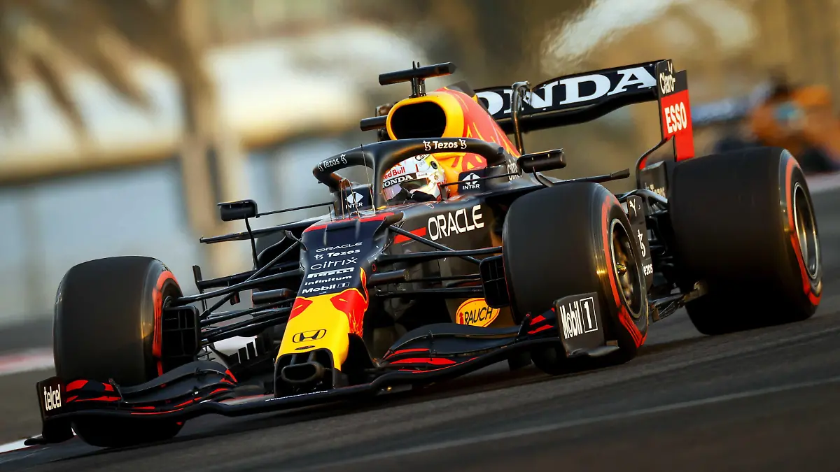 2021-12-11 17:04:04 ABU DHABI - Max Verstappen (Red Bull) auf dem Yas Marina Circuit während des Qualifyings für den Grand Prix von Abu Dhabi. Verstappen und Lewis Hamilton gehen mit der gleichen Punktzahl (369,5) beim letzten Grand Prix des Jahres in den Kampf um den Weltmeistertitel. REMKO DE WAAL