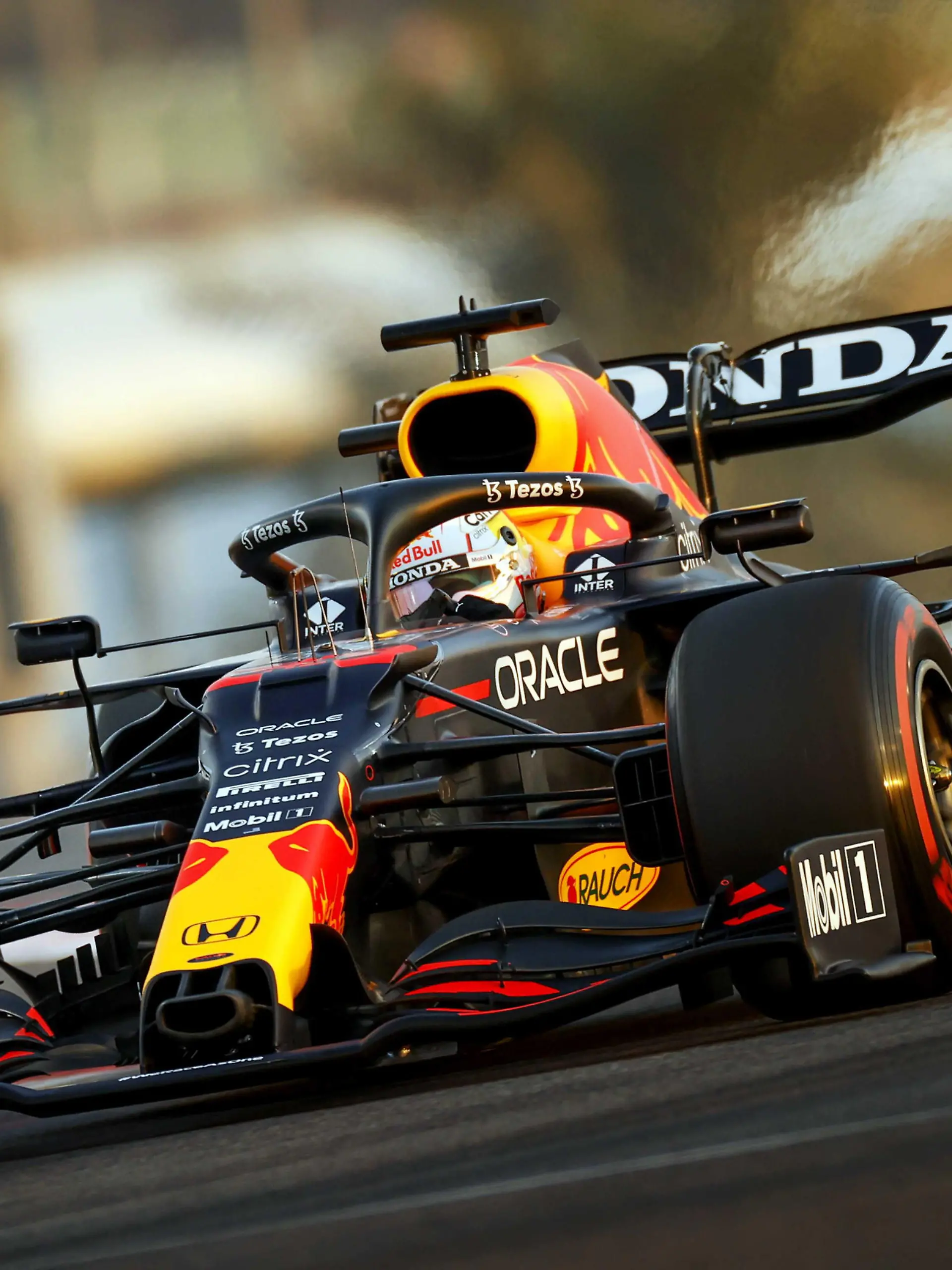 2021-12-11 17:04:04 ABU DHABI - Max Verstappen (Red Bull) auf dem Yas Marina Circuit während des Qualifyings für den Grand Prix von Abu Dhabi. Verstappen und Lewis Hamilton gehen mit der gleichen Punktzahl (369,5) beim letzten Grand Prix des Jahres in den Kampf um den Weltmeistertitel. REMKO DE WAAL