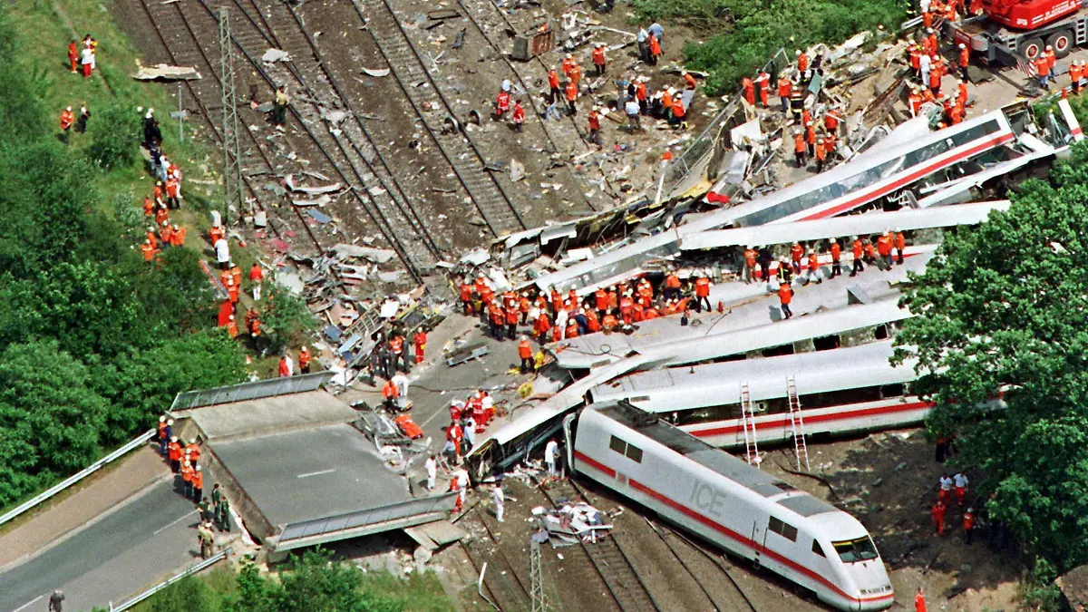 ARCHIV - 03.06.1998, Niedersachsen, Eschede: Ein Luftbild zeigt das Ausmaß der Verwüstung durch das ICE-Zugunglück in Eschede bei Celle. Der Intercity-Express 884 war dort mit Tempo 200 gegen eine Betonbrücke geprallt und entgleist. 101 Menschen kamen bei der Katastrophe ums Leben. (zu dpa «Zugunglück von Eschede vor 25 Jahren - «Zeit heilt nicht alle Wunden»») Foto: picture alliance / dpa +++ dpa-Bildfunk +++