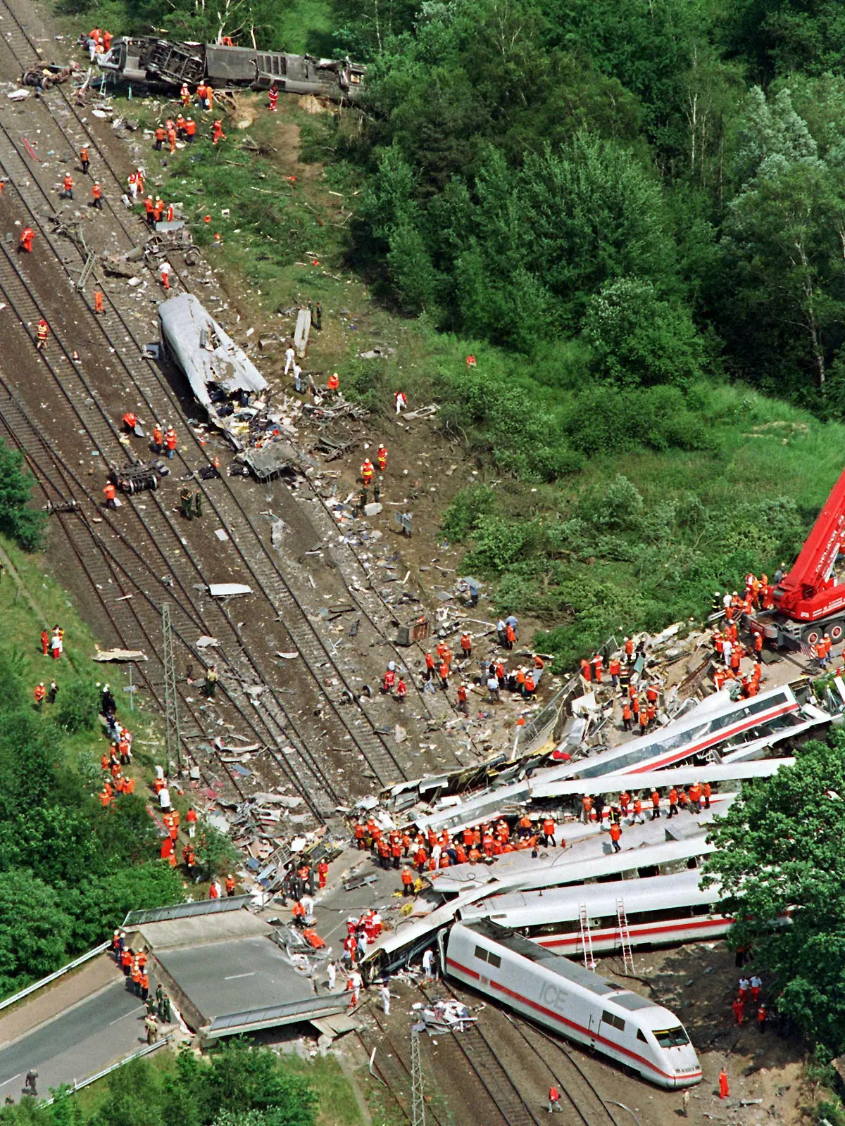 ARCHIV - 03.06.1998, Niedersachsen, Eschede: Ein Luftbild zeigt das Ausmaß der Verwüstung durch das ICE-Zugunglück in Eschede bei Celle. Der Intercity-Express 884 war dort mit Tempo 200 gegen eine Betonbrücke geprallt und entgleist. 101 Menschen kamen bei der Katastrophe ums Leben. (zu dpa «Zugunglück von Eschede vor 25 Jahren - «Zeit heilt nicht alle Wunden»») Foto: picture alliance / dpa +++ dpa-Bildfunk +++