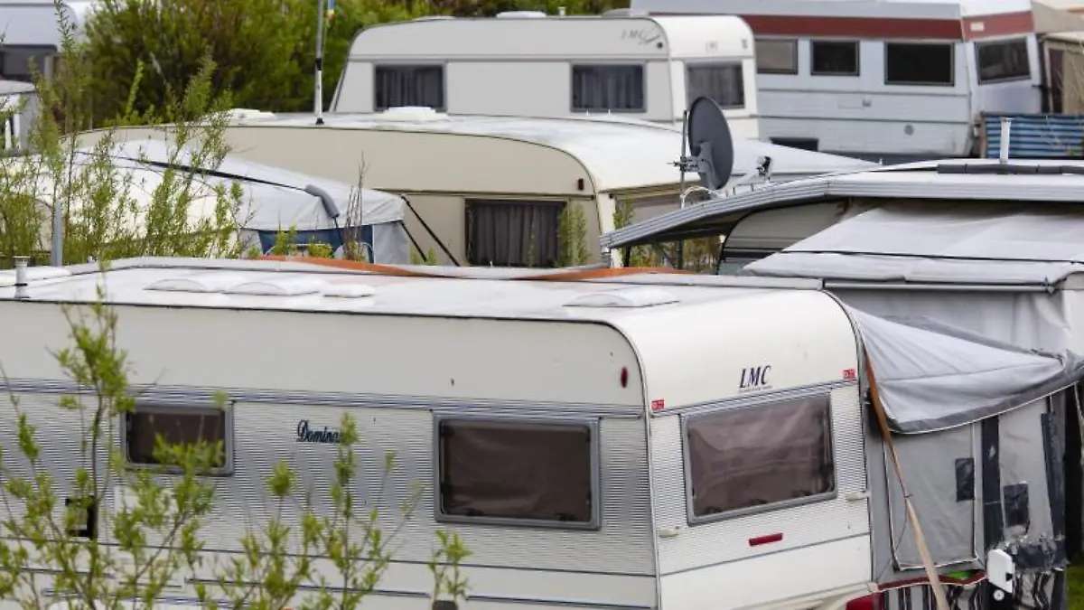Wohnwagen stehen auf einem Campingplatz