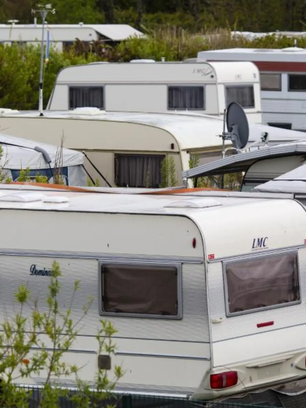 Wohnwagen stehen auf einem Campingplatz