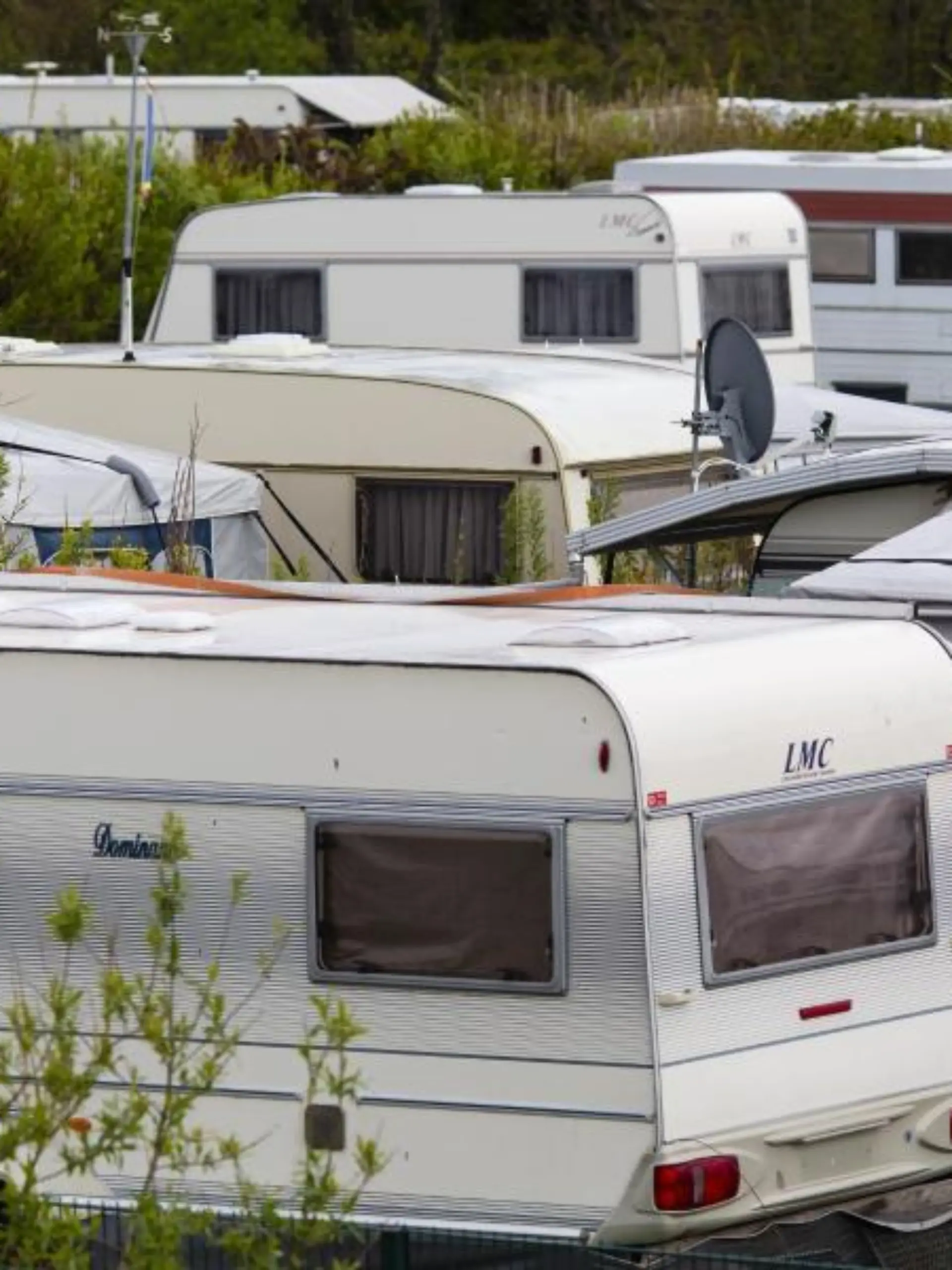 Wohnwagen stehen auf einem Campingplatz