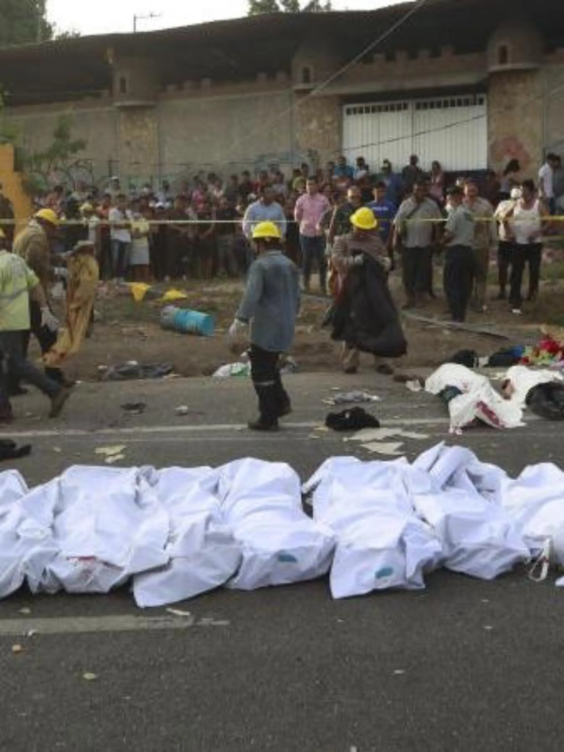 Bei einem Unfall eines Lastwagens in Mexiko sind nach Angaben der Generalstaatsanwaltschaft mindestens 53 Menschen ums Leben gekommen. Der Laster kippte am Donnerstag im südmexikanischen Ort Chiapa de Corzo um. Er habe mittelamerikanische Migranten transportiert, teilte Mexikos Präsident Andrés Manuel López Obrador auf Twitter mit. Nach Angaben der Zivilschutzbehörde des Bundesstaates Chiapas gab es auch Dutzende Verletzte.