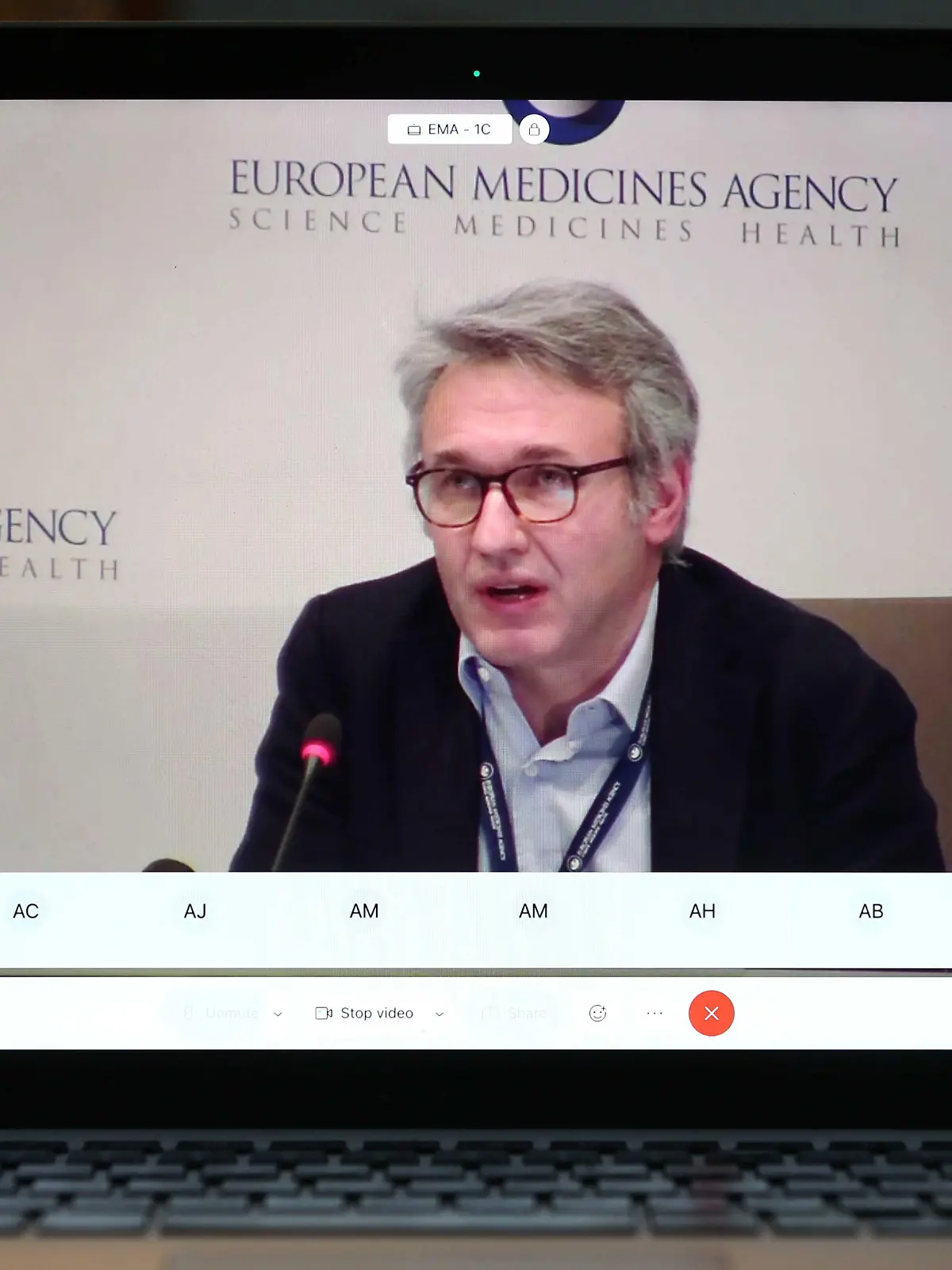 2020-12-21 15:39:27 AMSTERDAM - Foto vom Bildschirm einer Online-Pressekonferenz. Marco Cavaleri, Leiter der Strategie für biologische Gesundheitsbedrohungen und Impfstoffe, kommentiert die Zulassung von Pfizer / BioNTech-Impfstoffen. Mit der Zulassung wurde ein entscheidender Schritt in Richtung der Zulassung dieses ersten Corona-Impfstoffs in der Europäischen Union getan. ANP PIETER STAM DE JONGE