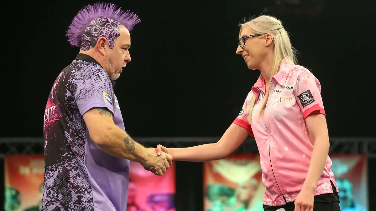 Sport Themen der Woche KW45 Sport Bilder des Tages Darts Grand Slam of Darts 2021 PDC Peter Wright beats Fallon Sherrock in their group match during the 2021 Grand Slam of Darts at Aldersley Leisure Village, Wolverhampton, United Kingdom on 13 November 2021. Editorial use only PUBLICATIONxNOTxINxUK , Copyright: xShanexHealeyx PSI-14014-0128