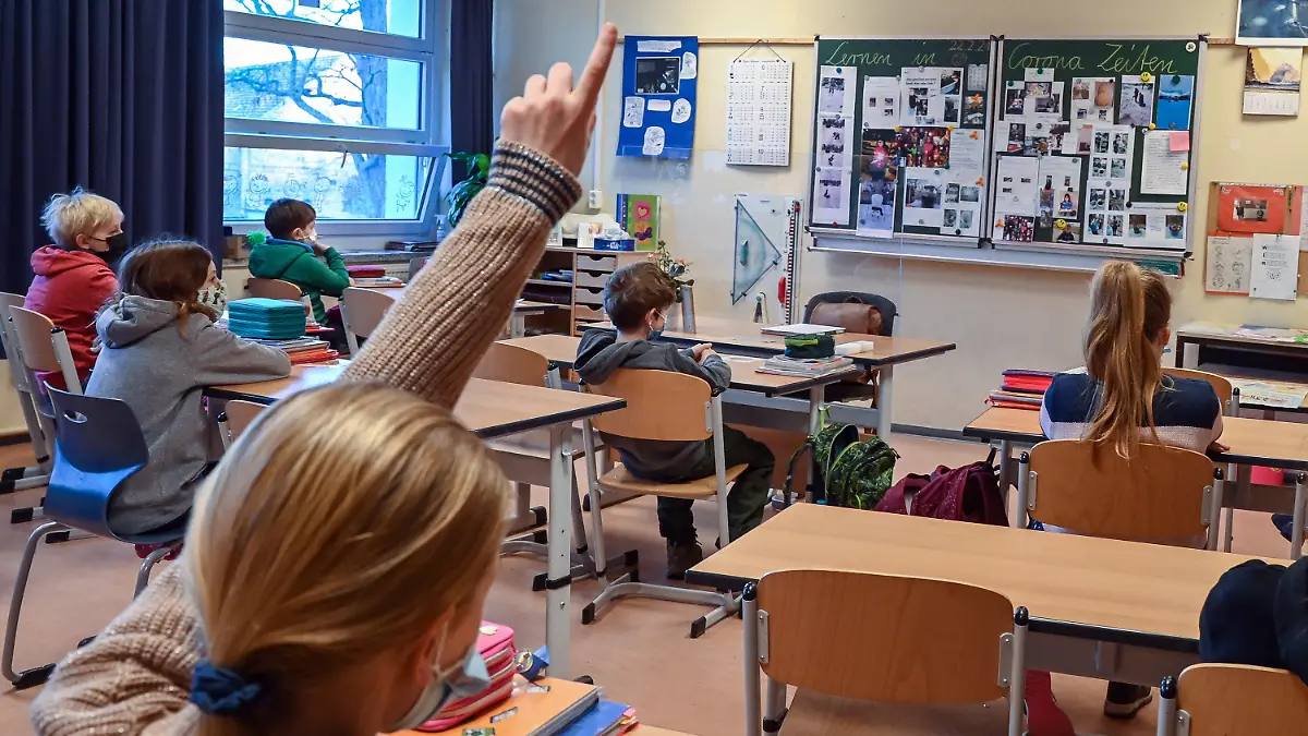 ARCHIV - 22.02.2021, Brandenburg, Frankfurt (Oder): Schüler einer 4. Klasse an der Grundschule «Am Mühlenfließ» in Booßen, einem Ortsteil der Stadt Frankfurt (Oder), sitzen während des Unterrichts im Klassenzimmer. (zu dpa: «Landesschülerrat fordert Planungssicherheit für Lernende und Schulen») Foto: Patrick Pleul/dpa-Zentralbild/dpa +++ dpa-Bildfunk +++
