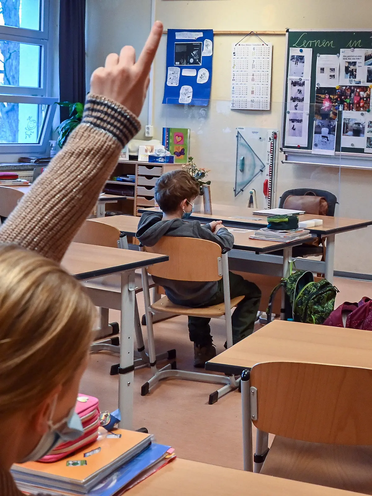 ARCHIV - 22.02.2021, Brandenburg, Frankfurt (Oder): Schüler einer 4. Klasse an der Grundschule «Am Mühlenfließ» in Booßen, einem Ortsteil der Stadt Frankfurt (Oder), sitzen während des Unterrichts im Klassenzimmer. (zu dpa: «Landesschülerrat fordert Planungssicherheit für Lernende und Schulen») Foto: Patrick Pleul/dpa-Zentralbild/dpa +++ dpa-Bildfunk +++
