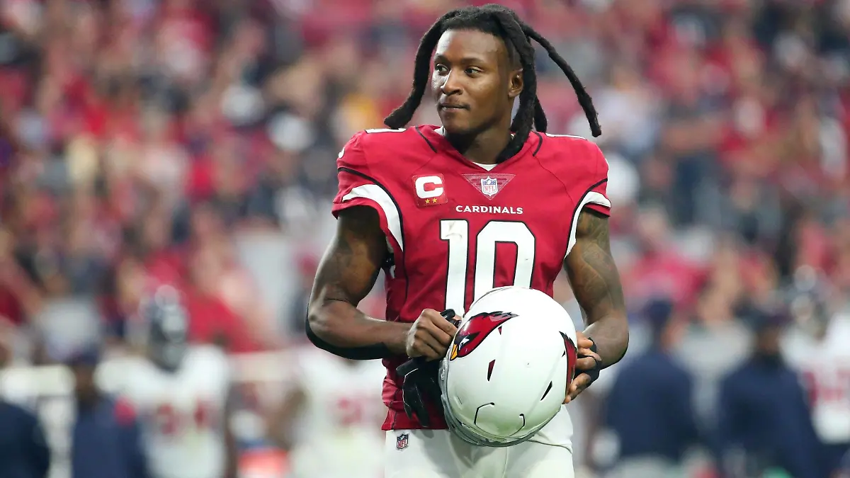 Syndication: Arizona Republic Arizona Cardinals wide receiver DeAndre Hopkins 10 waits during a timeout during the third quarter against the Houston Texans in Glendale on Oct. 24, 2021. , EDITORIAL USE ONLY PUBLICATIONxINxGERxSUIxAUTxONLY Copyright: xMichaelxChow/ThexRepublicx 20760435