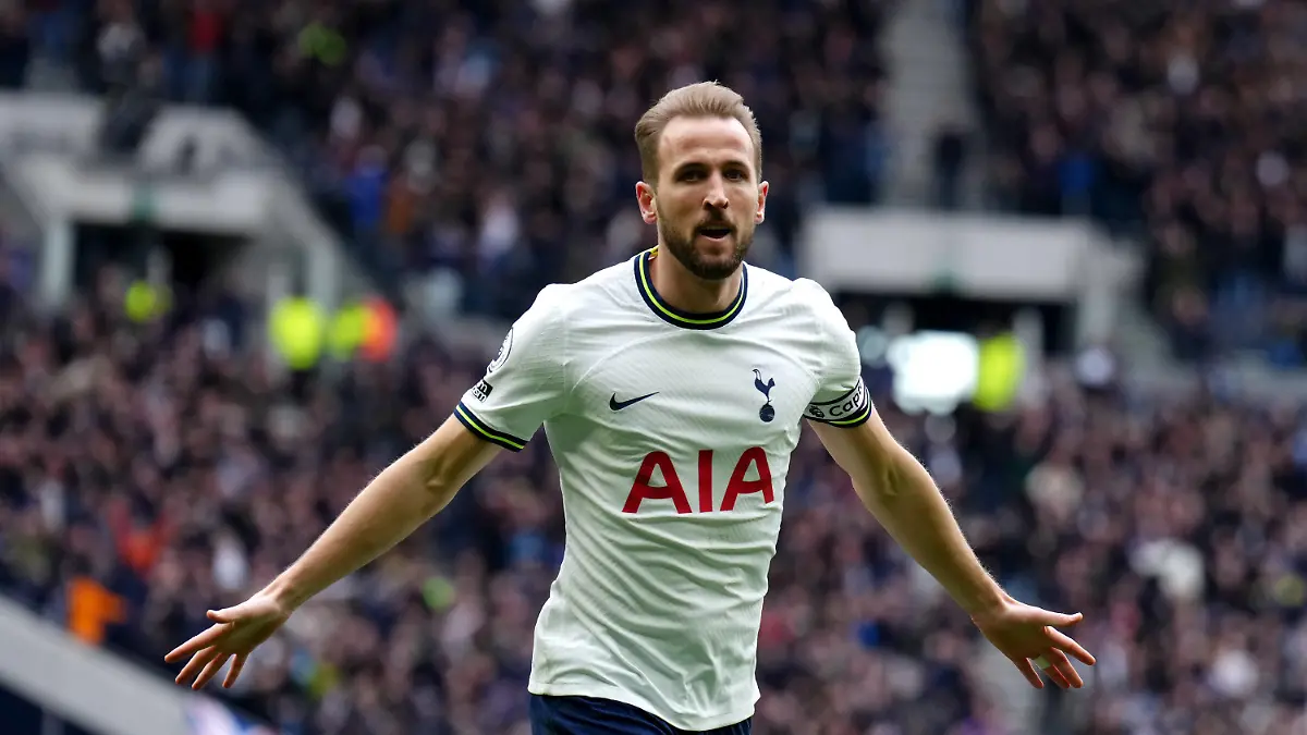 ARCHIV - 11.03.2023, Großbritannien, London: Fußball: Premier League, England, Tottenham Hotspur - Nottingham Forest, 27. Spieltag: Harry Kane von Tottenham Hotspur feiert den ersten Treffer seiner Mannschaft. Kane strebt laut britischen Medien einen Wechsel innerhalb der Premier League zu Manchester United an. (zu dpa: «Gerüchte um Englands Kane: Man United oder noch ein Jahr Tottenham») Foto: John Walton/PA Wire/dpa +++ dpa-Bildfunk +++