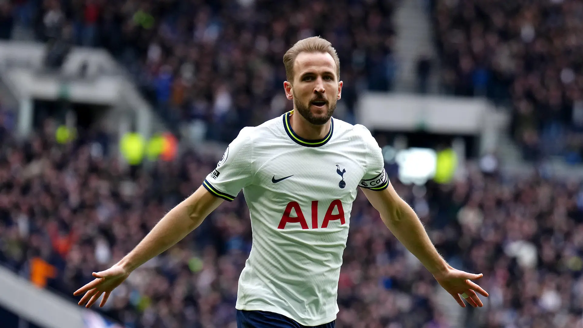 ARCHIV - 11.03.2023, Großbritannien, London: Fußball: Premier League, England, Tottenham Hotspur - Nottingham Forest, 27. Spieltag: Harry Kane von Tottenham Hotspur feiert den ersten Treffer seiner Mannschaft. Kane strebt laut britischen Medien einen Wechsel innerhalb der Premier League zu Manchester United an. (zu dpa: «Gerüchte um Englands Kane: Man United oder noch ein Jahr Tottenham») Foto: John Walton/PA Wire/dpa +++ dpa-Bildfunk +++