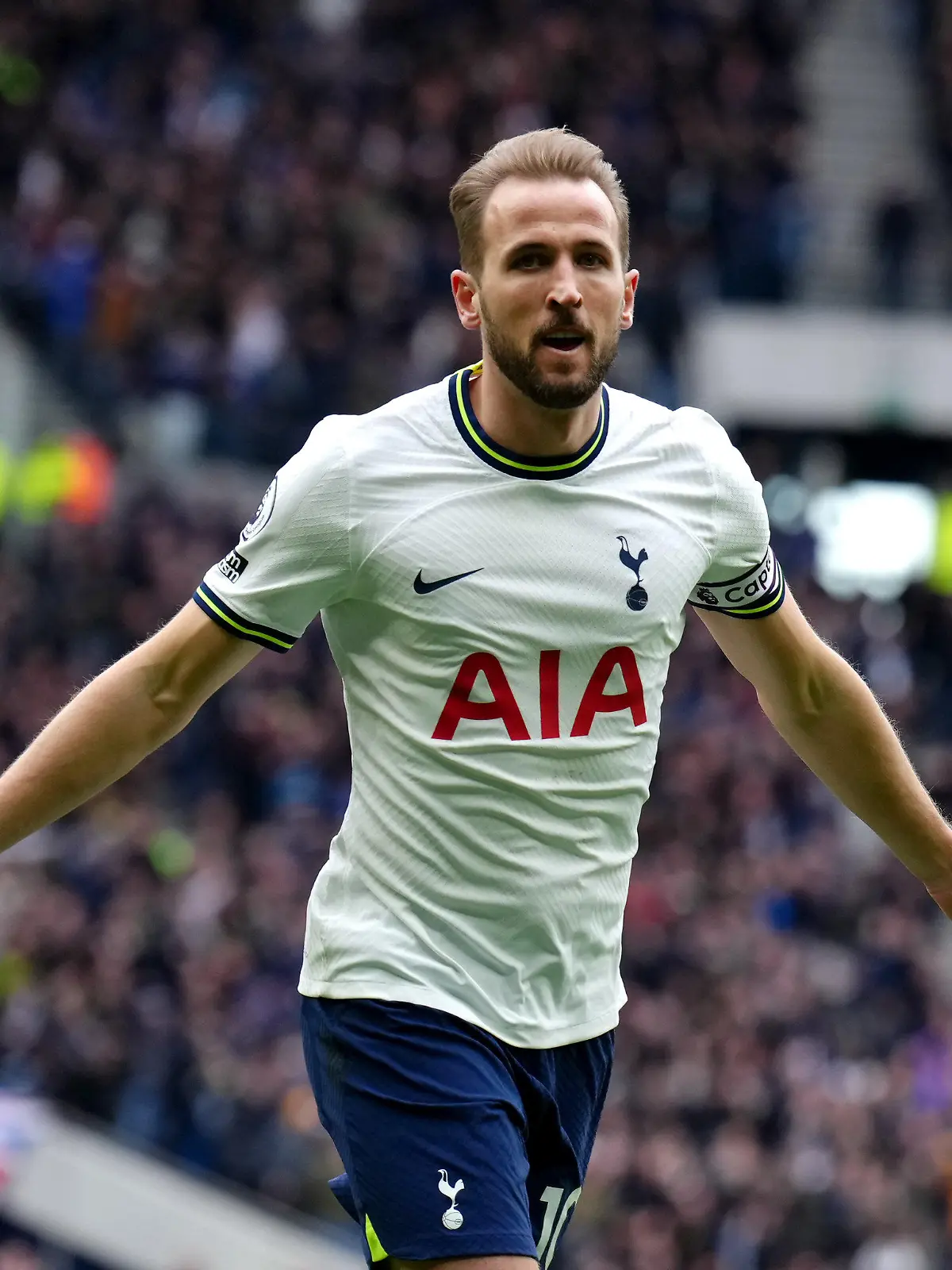 ARCHIV - 11.03.2023, Großbritannien, London: Fußball: Premier League, England, Tottenham Hotspur - Nottingham Forest, 27. Spieltag: Harry Kane von Tottenham Hotspur feiert den ersten Treffer seiner Mannschaft. Kane strebt laut britischen Medien einen Wechsel innerhalb der Premier League zu Manchester United an. (zu dpa: «Gerüchte um Englands Kane: Man United oder noch ein Jahr Tottenham») Foto: John Walton/PA Wire/dpa +++ dpa-Bildfunk +++
