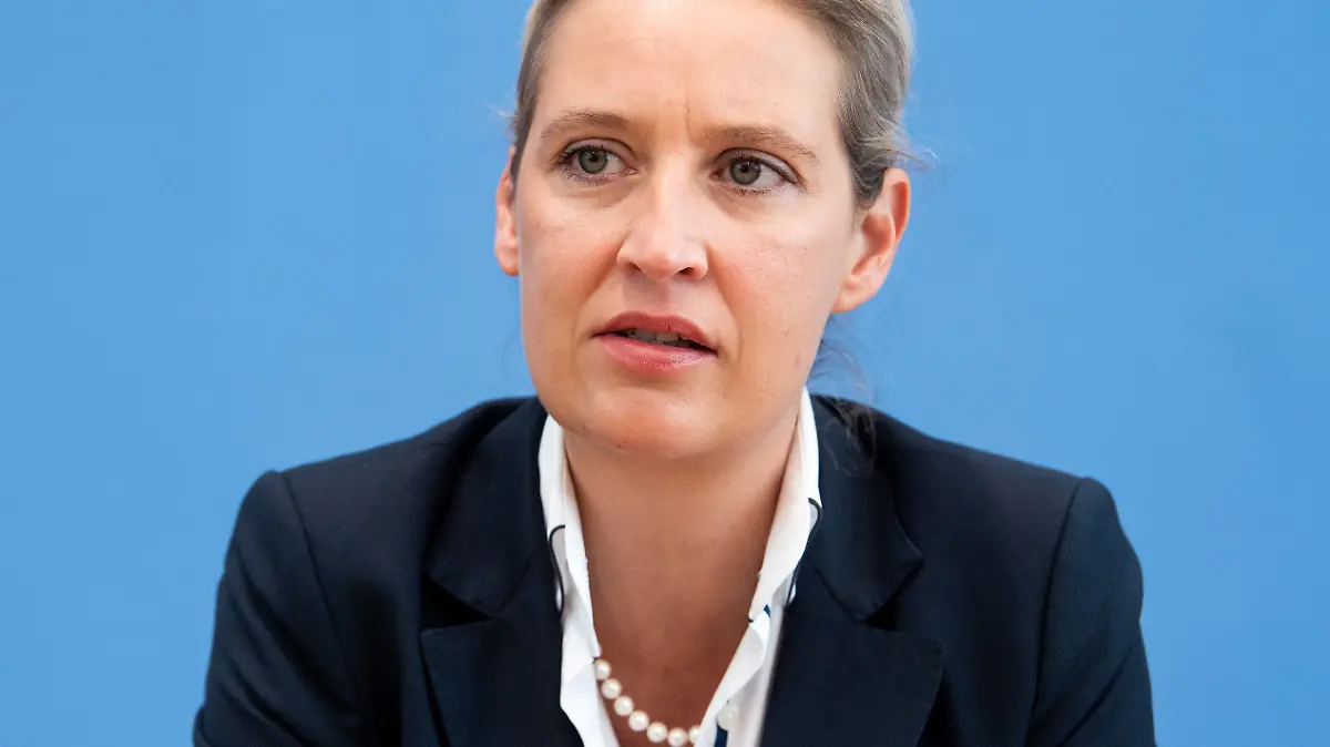 ARCHIV - 27.09.2021, Berlin: Alice Weidel, Vorsitzende der AfD-Bundestagsfraktion, äußert sich in der Bundespressekonferenz zum Ausgang der Bundestagswahl. (zu dpa «Streit im TV: Weidels Aussage über Intensiv-Belegung») Foto: Bernd von Jutrczenka/dpa +++ dpa-Bildfunk +++