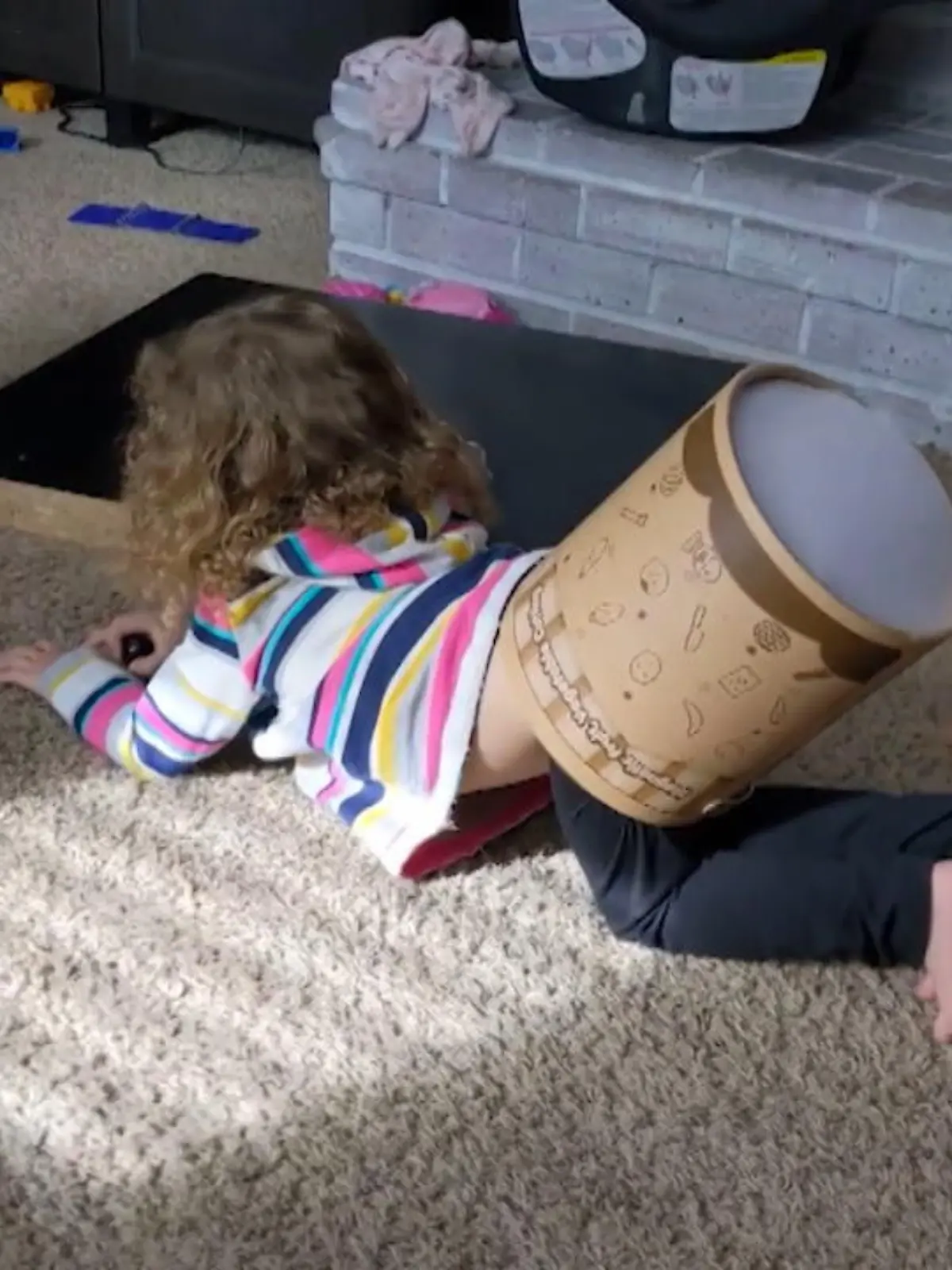 Ein bisschen sieht die kleine Charlotte mit dem Eimer auf dem Hintern nun aus wie eine Schnecke mit Schneckenhaus.