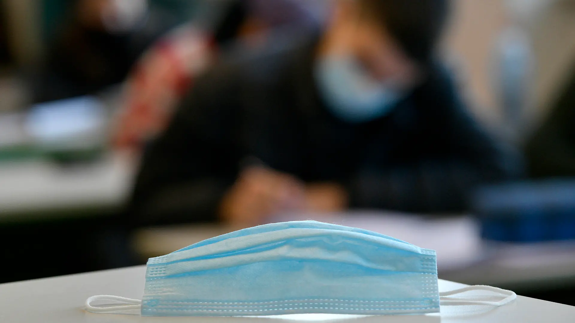 Mundschutzmaske auf Schülertisch, Präsenzunterricht, Corona-Krise, Stuttgart, Baden-Württemberg, Deutschland Coronavirus *** Face mask on students desk, classroom teaching, Corona crisis, Stuttgart, Baden Württemberg, Germany Coronavirus 