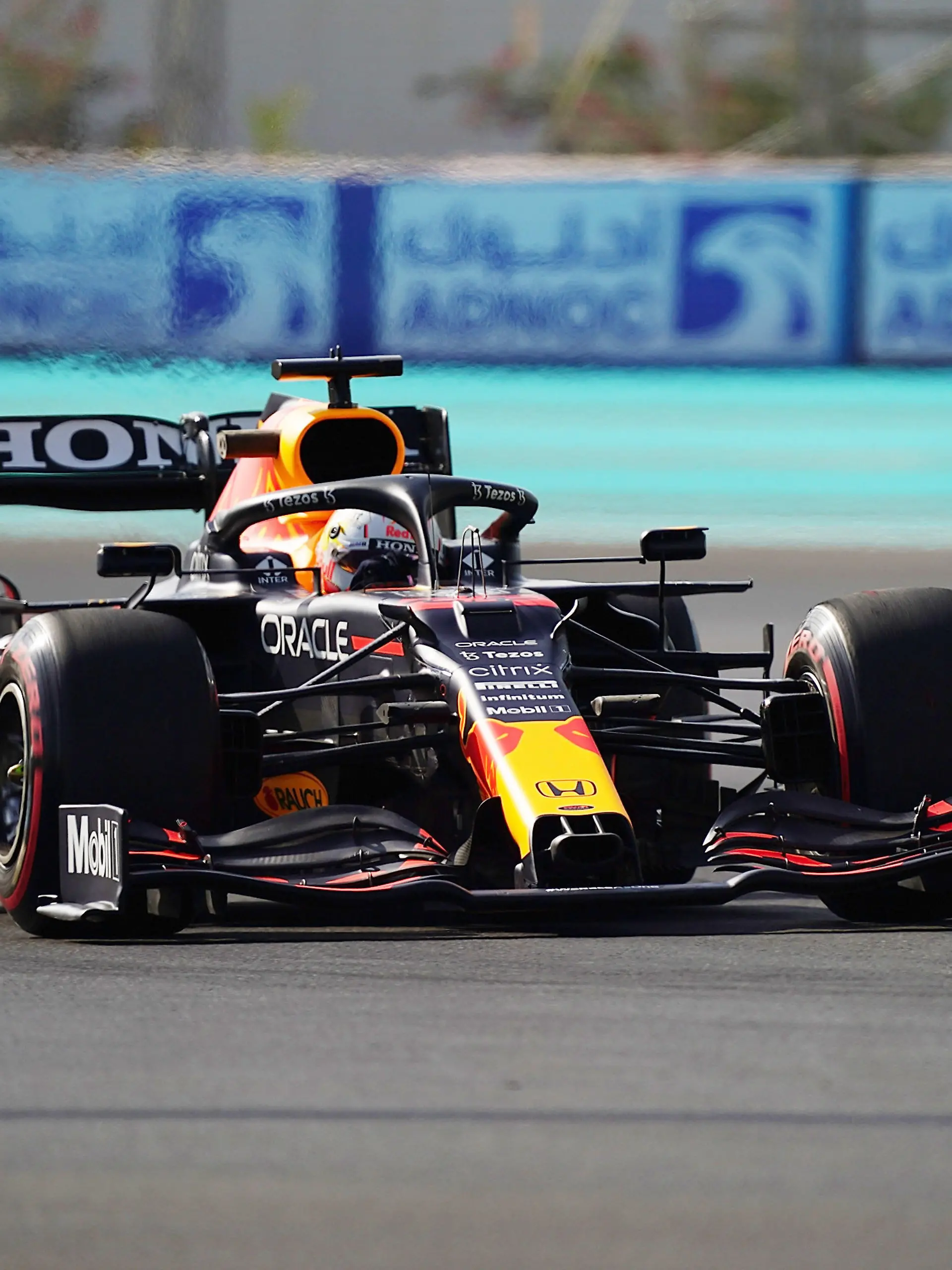 Motorsport: Formel-1-Weltmeisterschaft, Grand Prix von Abu Dhabi, 1. Freies Training. Max Verstappen aus den Niederlanden vom Team Red Bull in Aktion.
