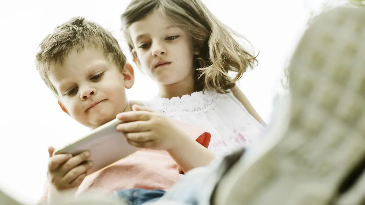 Brother and sister using smart phone model released Symbolfoto property released PUBLICATIONxINxGERxSUIxAUTxHUNxONLY JATF00960

Brother and Sister Using Smart Phone Model released Symbolic image Property released PUBLICATIONxINxGERxSUIxAUTxHUNxONLY JATF00960  