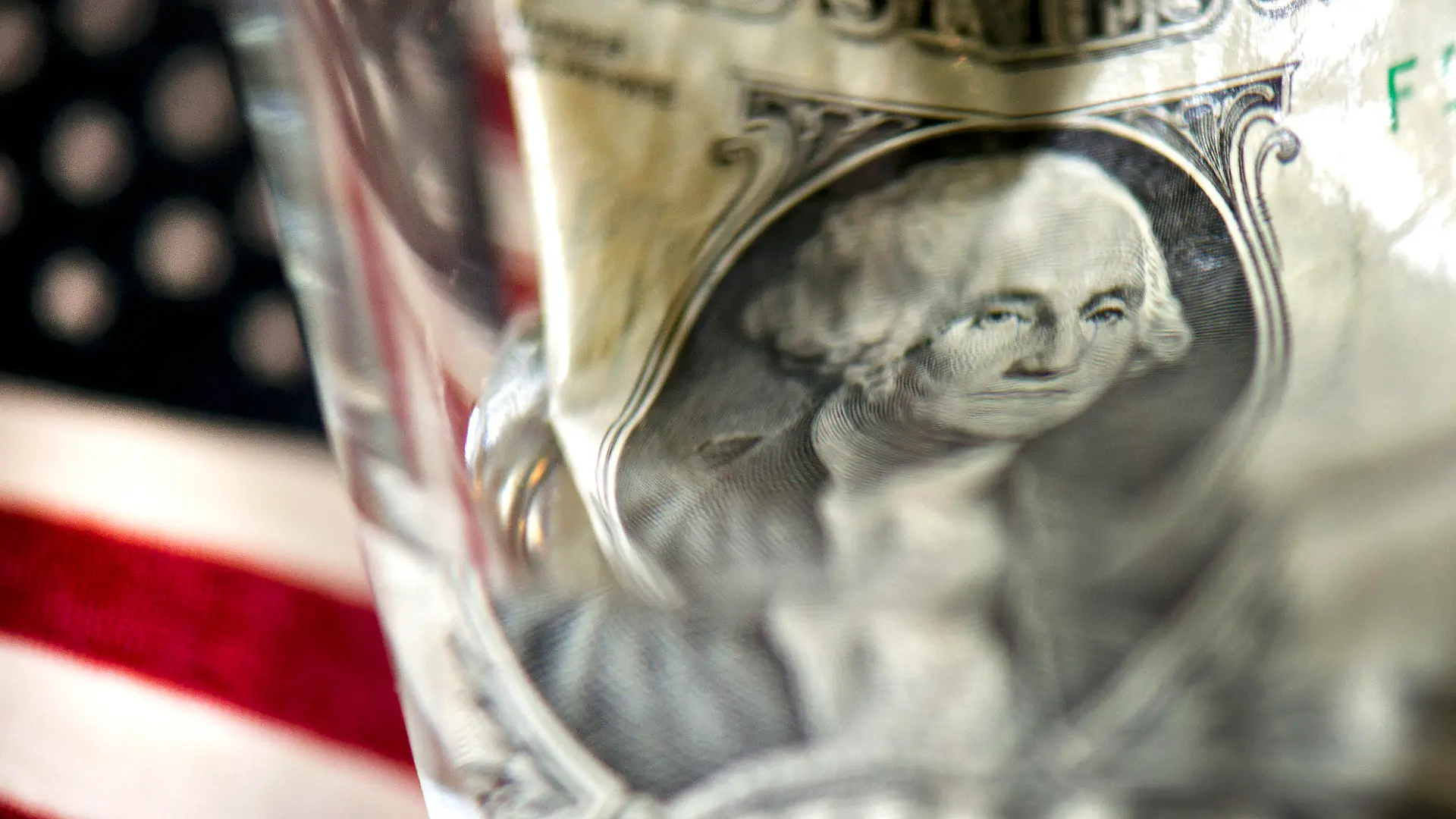 ARCHIV - ILLUSTRATION - Ein US-Dollar Geldschein liegt in einem Wasserglas das auf einer USA-Fahne steht, aufgenommen am 18.07.2011 in Dresden (Sachsen). Foto: Arno Burgi/dpa (zu dpa-Meldung vom 17.09.2013) +++(c) dpa - Bildfunk+++