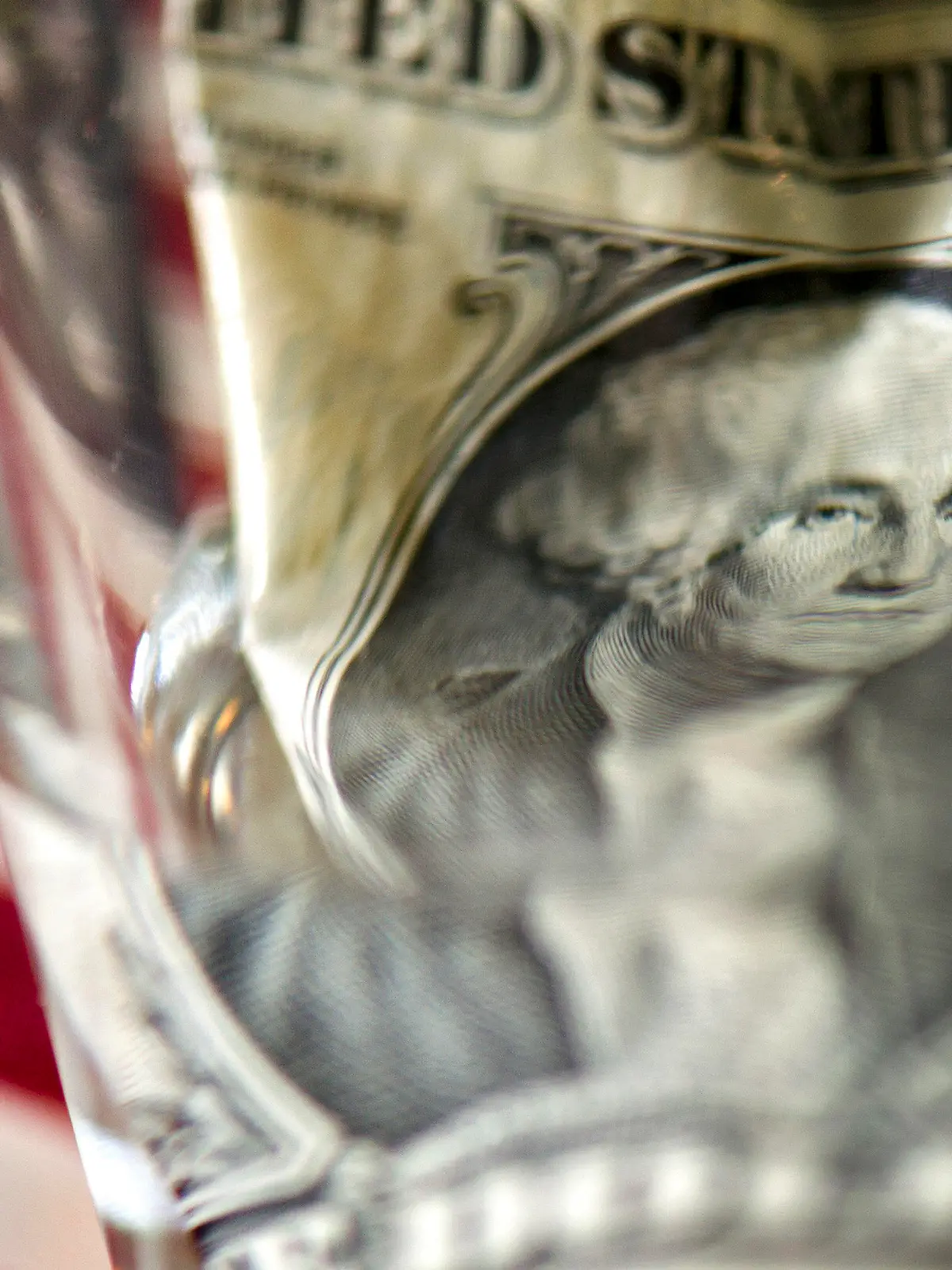 ARCHIV - ILLUSTRATION - Ein US-Dollar Geldschein liegt in einem Wasserglas das auf einer USA-Fahne steht, aufgenommen am 18.07.2011 in Dresden (Sachsen). Foto: Arno Burgi/dpa (zu dpa-Meldung vom 17.09.2013) +++(c) dpa - Bildfunk+++