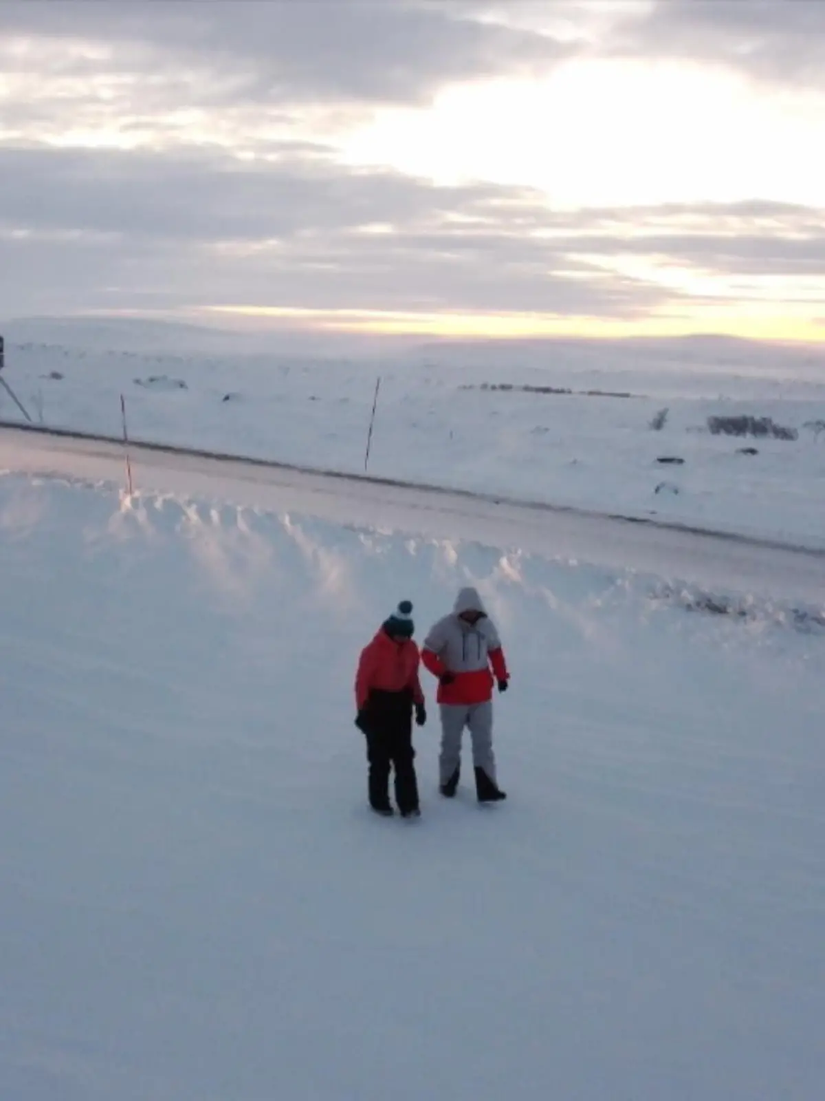 Ausgerechnet in der Eiswüste am finnischen Polarkreis trifft RTL-Reporter Dominique Fleckinger auf ein Paar, das sich dort verlobt.