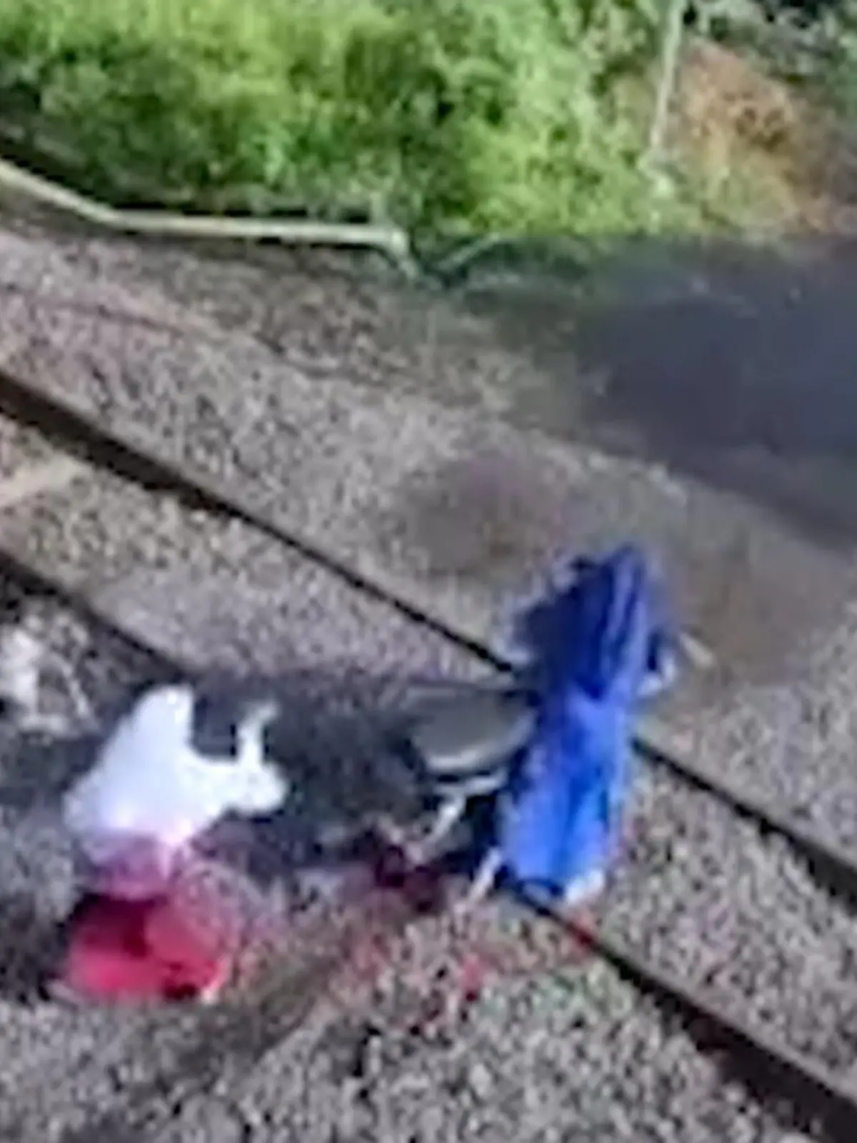 Eine indonesische Mutter will mit ihren zwei Kindern auf ihrem Motorrad über einen Bahnübergang fahren. Doch auf dem darunterliegenden Schotter bleibt das Motorrad stehen und verkeilt sich im Gleis.