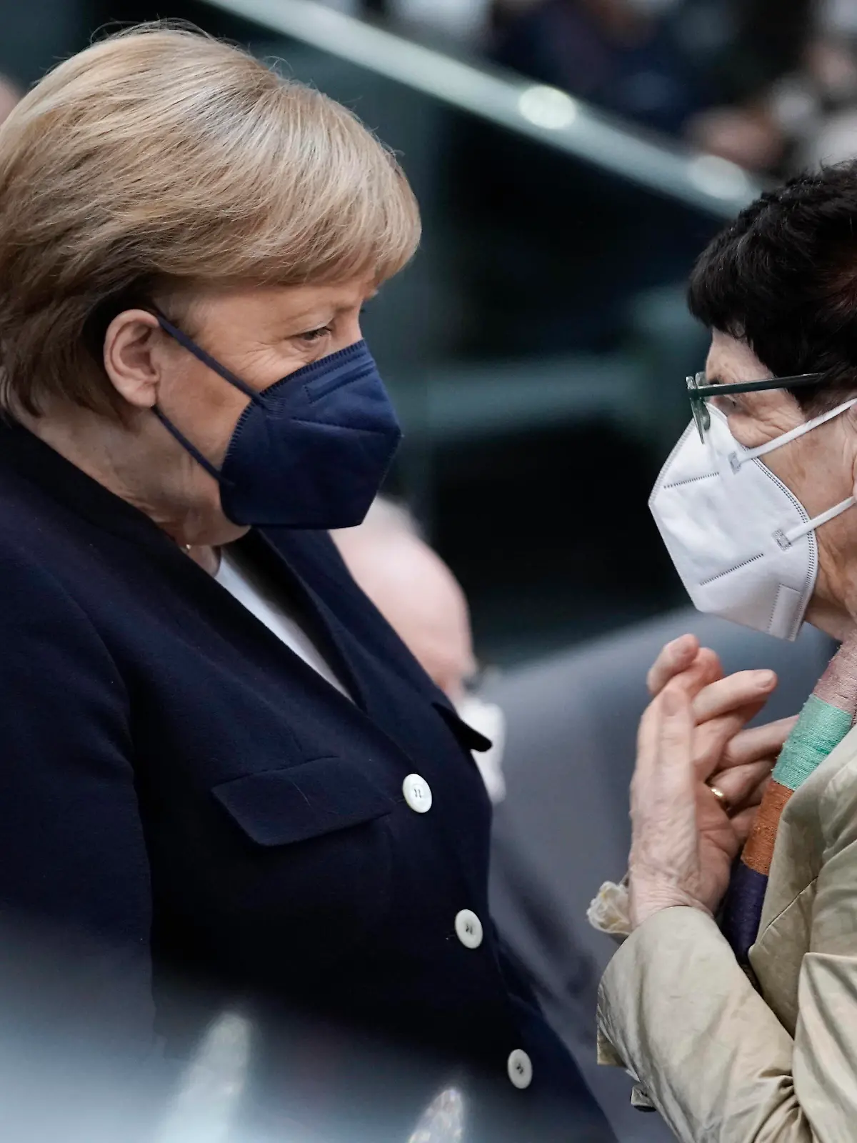  5. Bundestagssitzung und Wahl des Bundeskanzlers im Bundestag Aktuell,08.12.2021 Berlin, Angela Merkel die Bundeskanzlerin der Bundesrepublik Deutschland auf der Ehrentribuene im Gespraech mit Rita Suessmuth bei der Wahl des Bundeskanzlers bei der 5. Sitzung des Deutschen Bundestag in Berlin Berlin Berlin Deutschland *** 5 Bundestag session and election of the chancellor in the Bundestag News,08 12 2021 Berlin, Angela Merkel the Chancellor of the Federal Republic of Germany on the tribune talking to Rita Suessmuth during the election of the chancellor at the 5 session of the German Bundestag in Berlin Berlin Germany