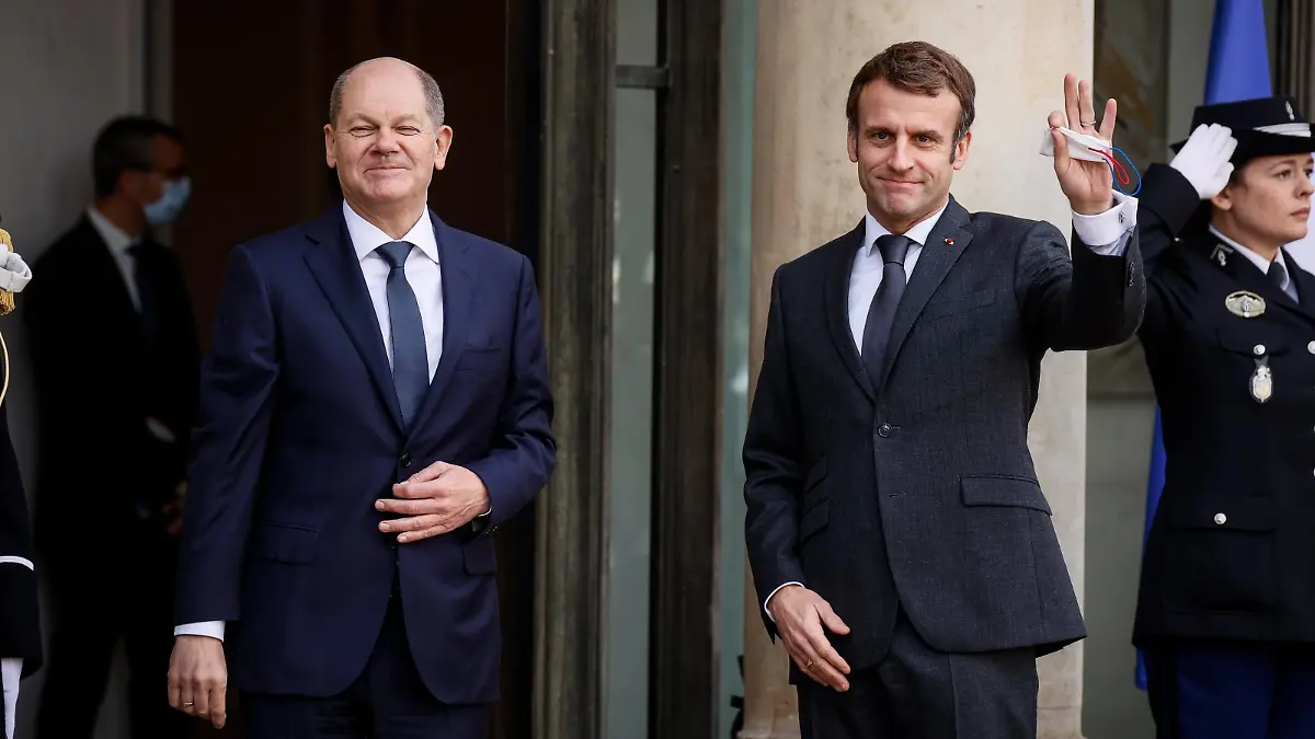 ©Thomas Padilla/MAXPPP - 10/12/2021 ; Paris, FRANCE ; LE PRESIDENT DE LA REPUBLIQUE, EMMANUEL MACRON RECOIT LE CHANCELIER DE LA REPUBLIQUE FEDERALE D' ALLEMAGNE, OLAF SCHOLZ AU PALAIS DE L' ELYSEE. French President, Emmanuel Macron receives German Chancellor Olaf Scholz at the Elysee Palace in Paris, on December 10, 2021.