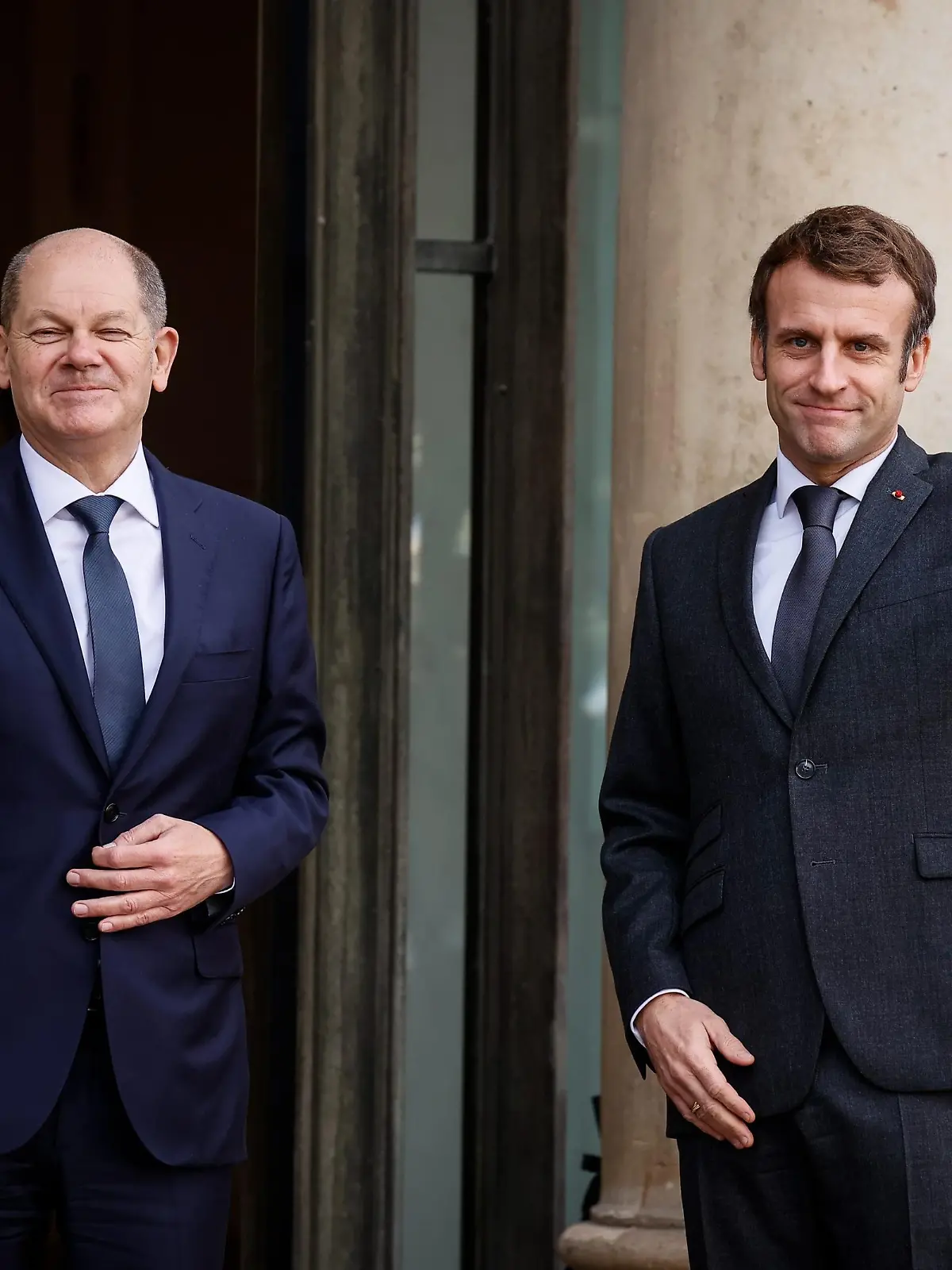 ©Thomas Padilla/MAXPPP - 10/12/2021 ; Paris, FRANCE ; LE PRESIDENT DE LA REPUBLIQUE, EMMANUEL MACRON RECOIT LE CHANCELIER DE LA REPUBLIQUE FEDERALE D' ALLEMAGNE, OLAF SCHOLZ AU PALAIS DE L' ELYSEE. French President, Emmanuel Macron receives German Chancellor Olaf Scholz at the Elysee Palace in Paris, on December 10, 2021.