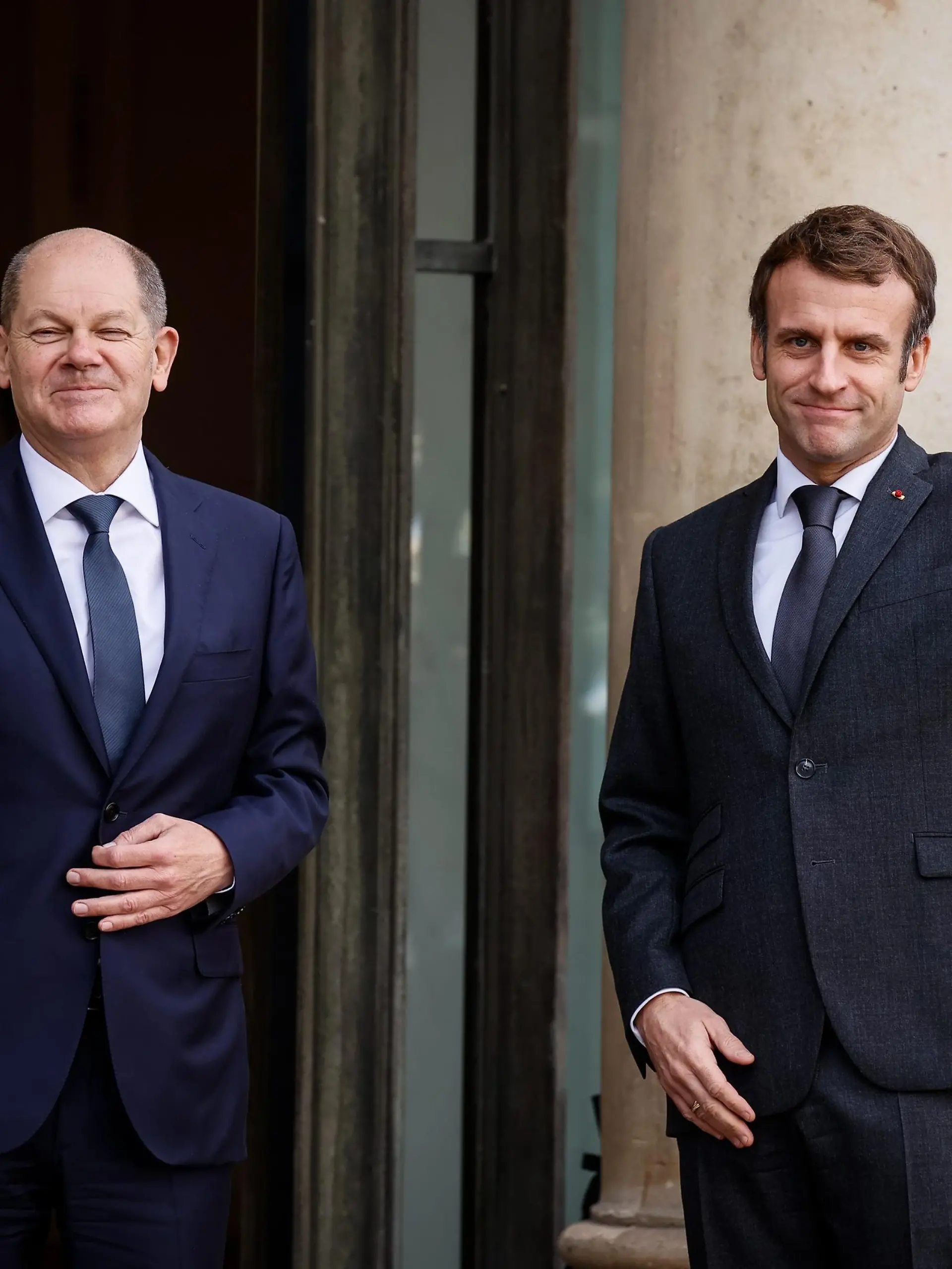 ©Thomas Padilla/MAXPPP - 10/12/2021 ; Paris, FRANCE ; LE PRESIDENT DE LA REPUBLIQUE, EMMANUEL MACRON RECOIT LE CHANCELIER DE LA REPUBLIQUE FEDERALE D' ALLEMAGNE, OLAF SCHOLZ AU PALAIS DE L' ELYSEE. French President, Emmanuel Macron receives German Chancellor Olaf Scholz at the Elysee Palace in Paris, on December 10, 2021.