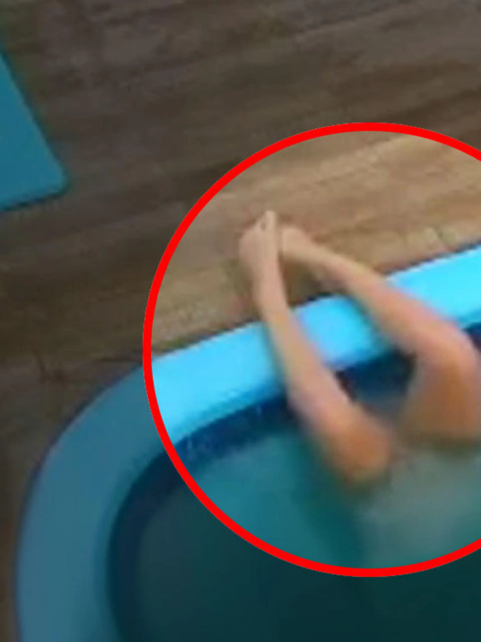 Mädchen (13) bleibt mit Haaren in Pool-Pumpe stecken - zwei Minuten unter Wasser!
