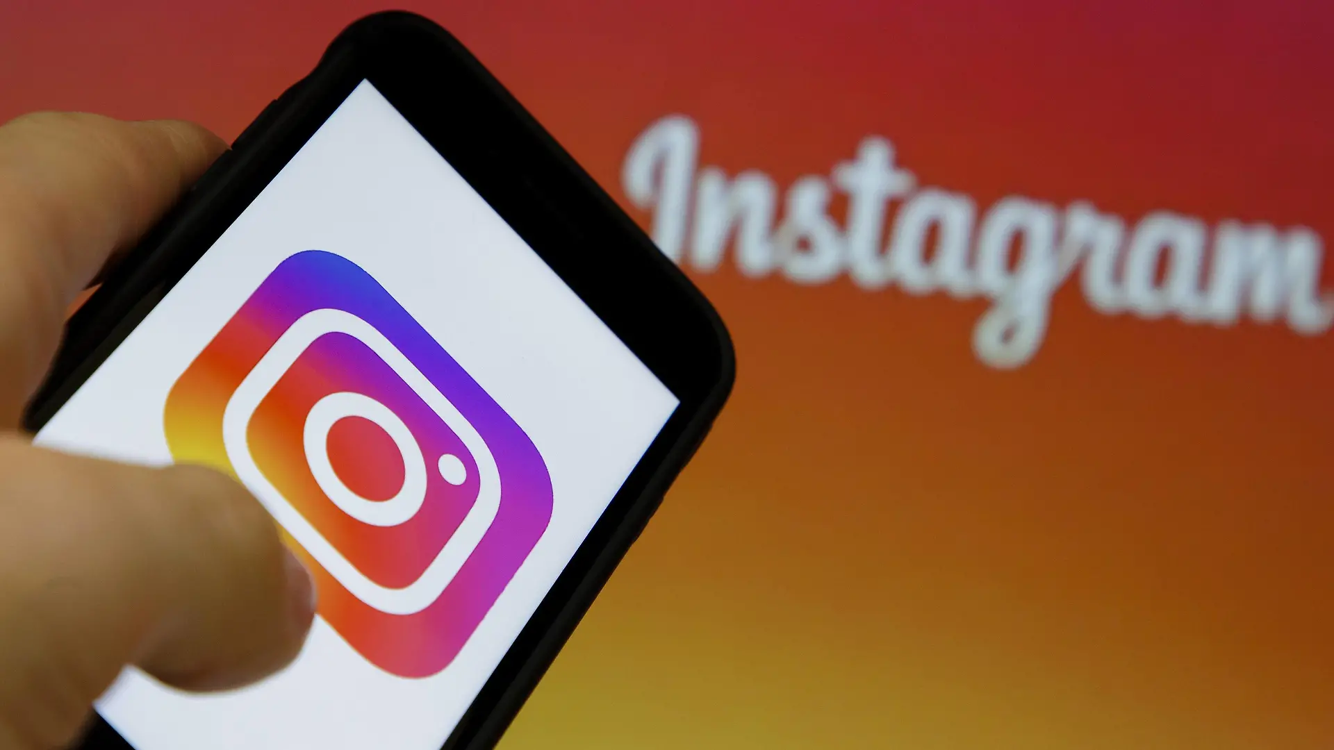 Das Logo von instagram wird auf einem Smartphone angezeigt. Berlin, 04.10.2018. Berlin Deutschland *** The logo of instagram is displayed on a smartphone Berlin 04 10 2018 Berlin Germany PUBLICATIONxINxGERxSUIxAUTxONLY Copyright: xThomasxTrutschel/photothek.netx