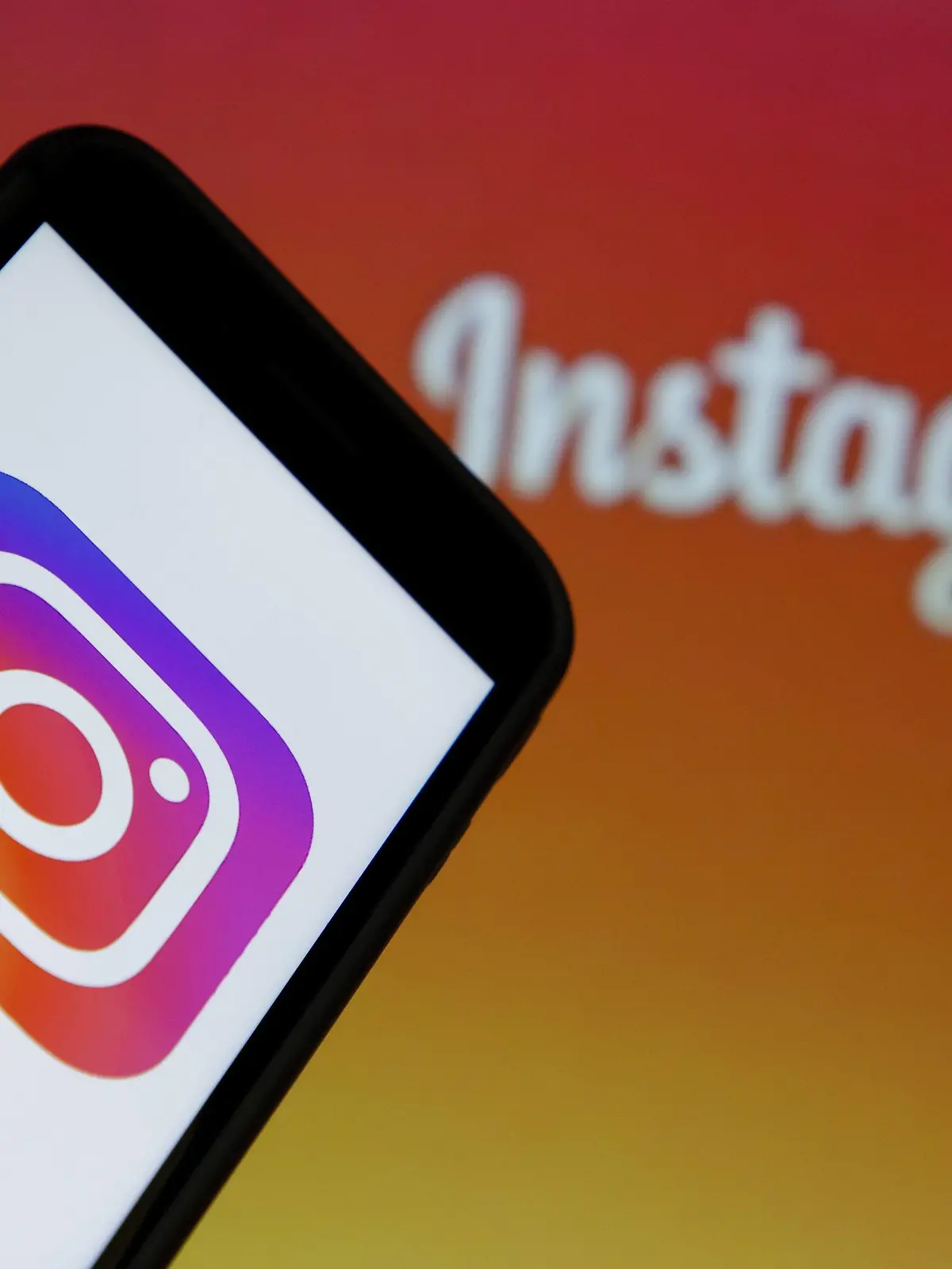 Das Logo von instagram wird auf einem Smartphone angezeigt. Berlin, 04.10.2018. Berlin Deutschland *** The logo of instagram is displayed on a smartphone Berlin 04 10 2018 Berlin Germany PUBLICATIONxINxGERxSUIxAUTxONLY Copyright: xThomasxTrutschel/photothek.netx  