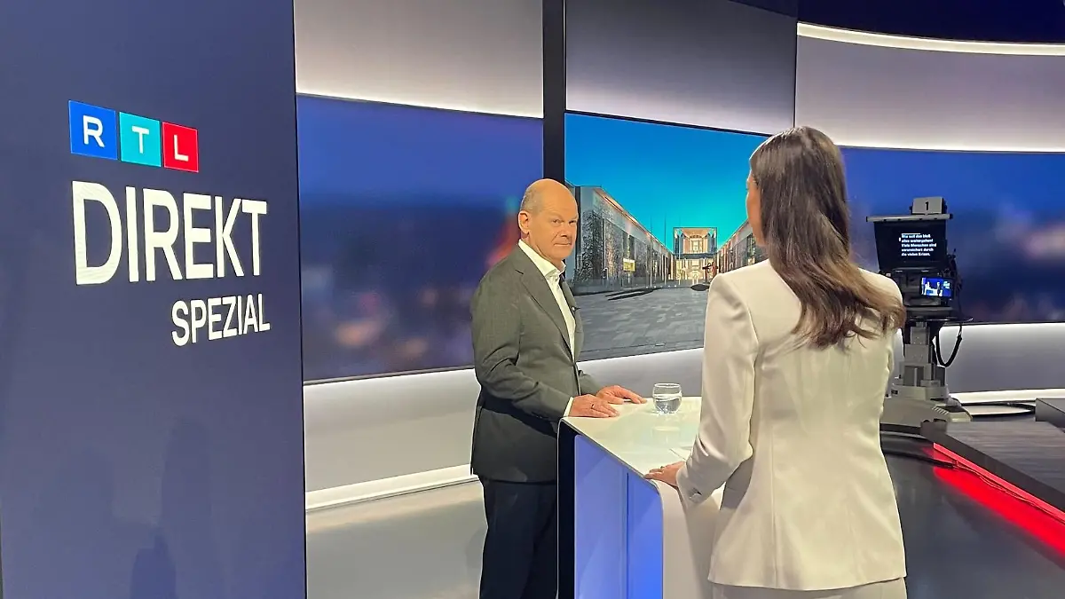 Kanzler Olaf Scholz und Pinar Atalay im RTL-Studio vor der Aufzeichnung der Sendung.