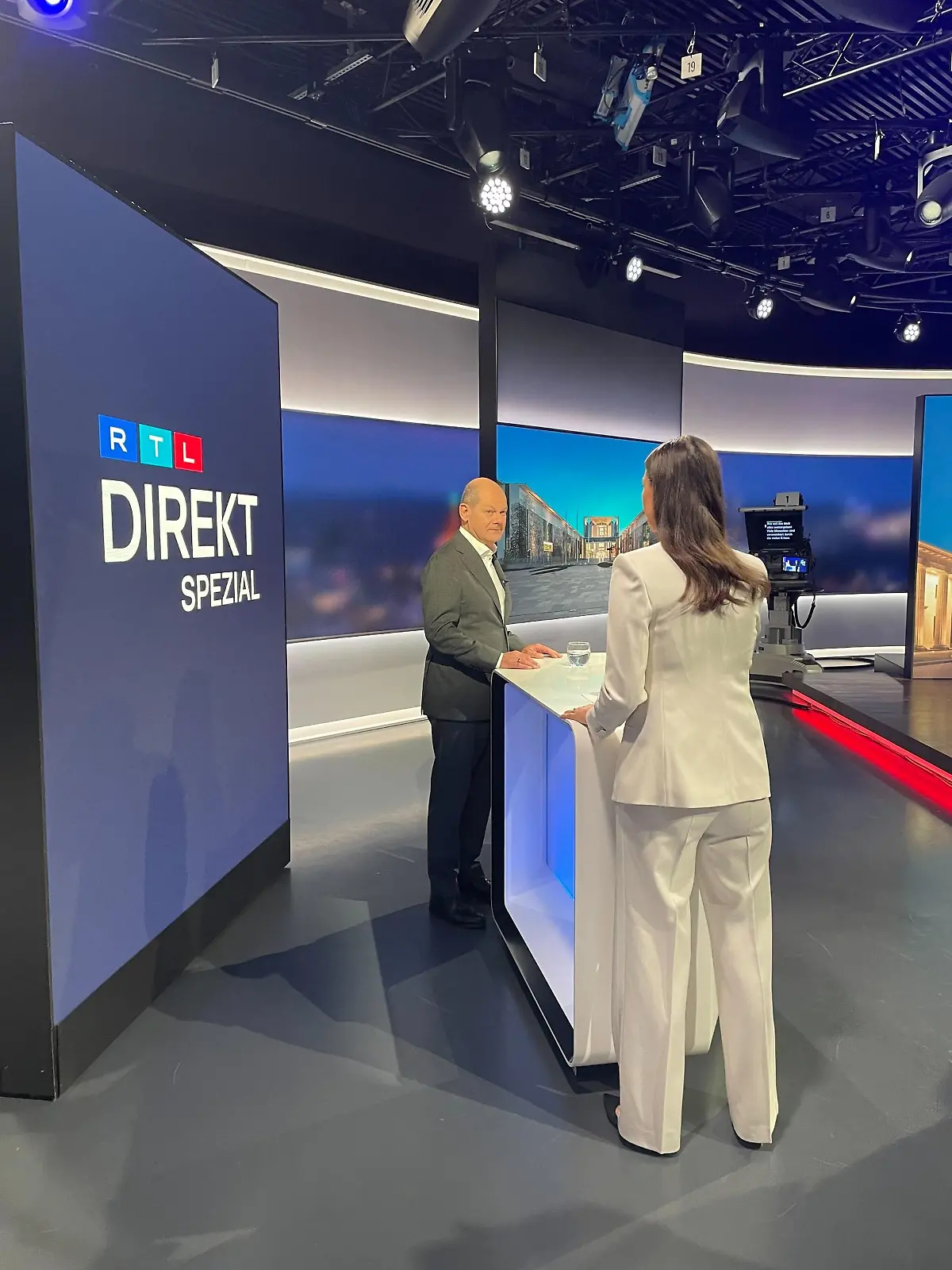 Kanzler Olaf Scholz und Pinar Atalay im RTL-Studio vor der Aufzeichnung der Sendung.